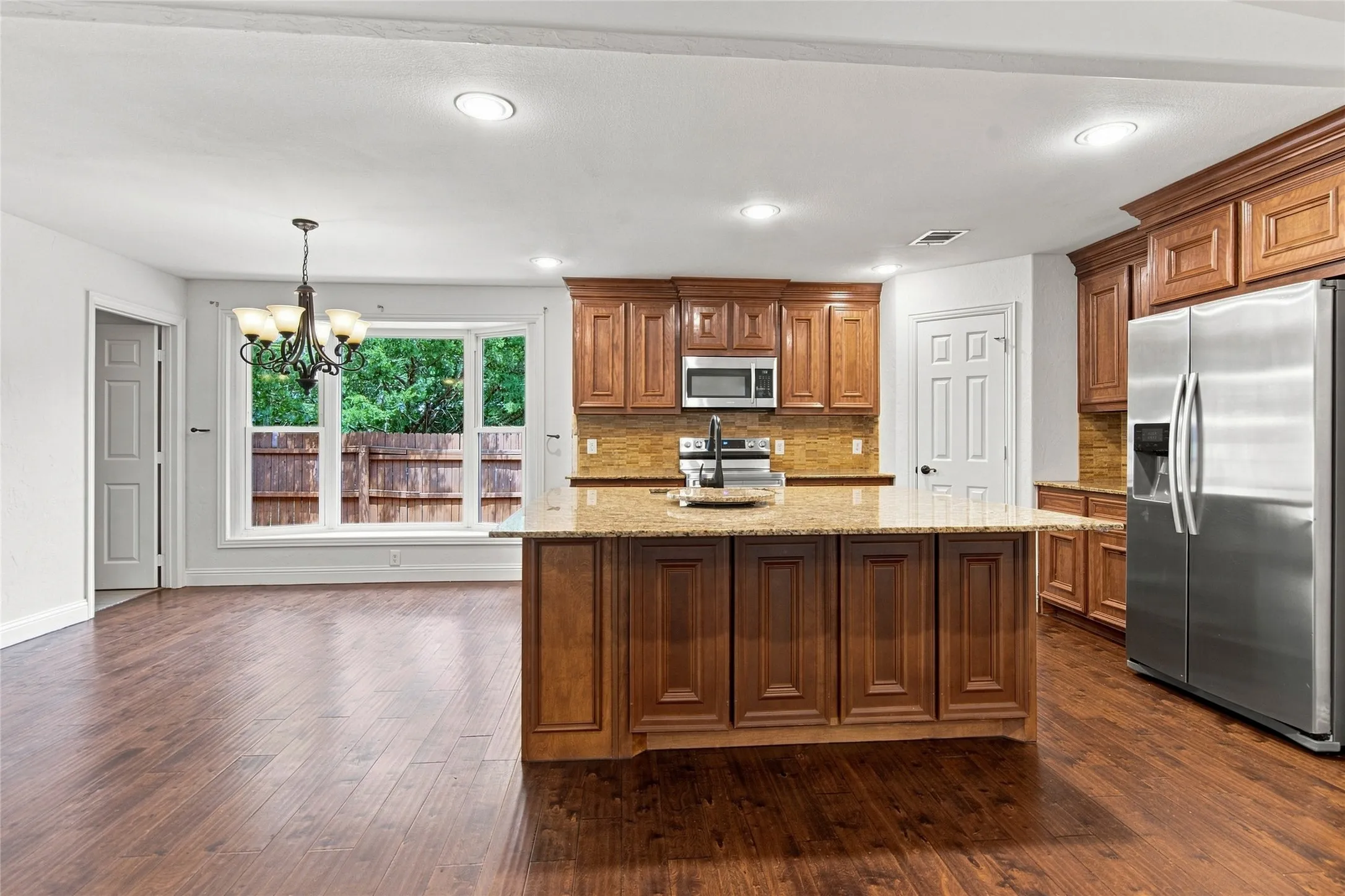 Cozy bar stools to kitchen island
