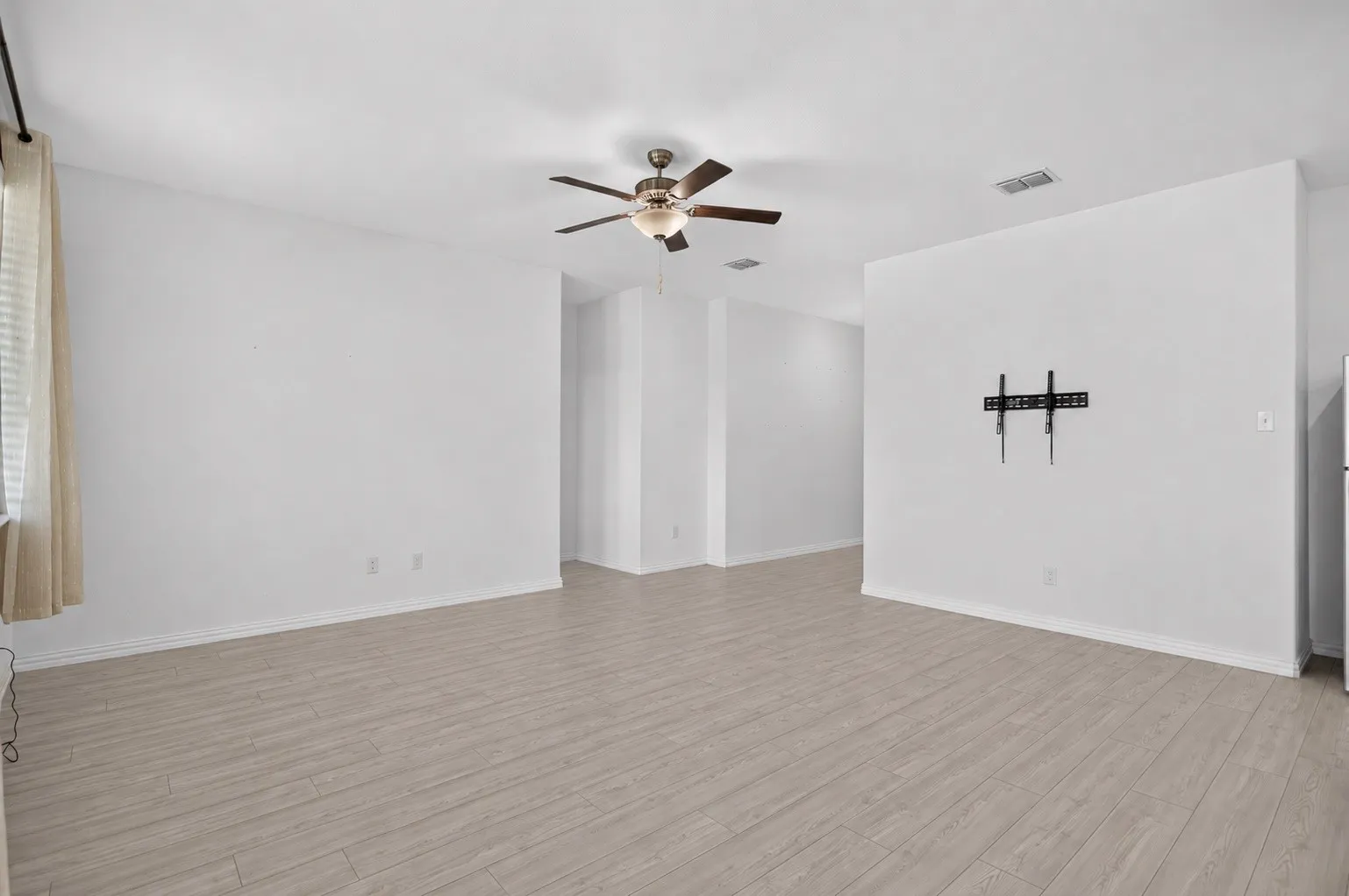Single Family Residence For Sale in Kaufman County , 5731 Barbaro Drive, Forney, Texas 75126, 4 Bedroom, 2 Bathroom, 2 Garage spaces, 1,820 Sqft, built in 2021, mls#21367941, Real Estate Agent in Forney, Homes For Sale in Kaufman county, Homes For Sale in Forney, Realtor in Forney Texas, Real Estate Brokerage Independent Realty Texas, Luminita Cordes Realtor
