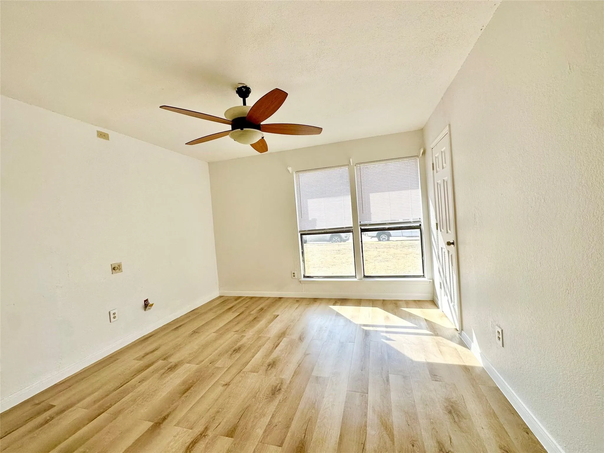 Single Family Residence For Rent in Tarrant County , 807 Fondren Drive, Arlington, Texas 76001, 0, 0, 2 Garage spaces, 1,538 Sqft, built in 1986, mls#21369008, Real Estate Agent in Arlington, Homes For Rent in Tarrant county, Homes For Rent in Arlington, Realtor in Arlington Texas, Real Estate Brokerage Independent Realty Texas, Luminita Cordes Realtor