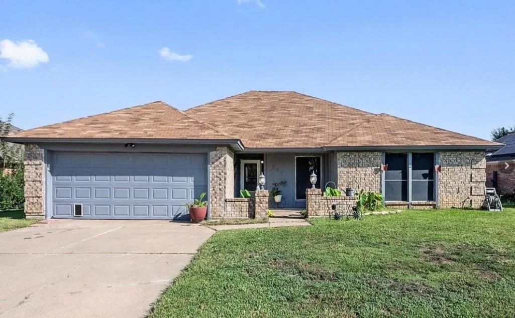 Single Family Residence For Rent in Tarrant County , 807 Fondren Drive, Arlington, Texas 76001, 0, 0, 2 Garage spaces, 1,538 Sqft, built in 1986, mls#21369008, Real Estate Agent in Arlington, Homes For Rent in Tarrant county, Homes For Rent in Arlington, Realtor in Arlington Texas, Real Estate Brokerage Independent Realty Texas, Luminita Cordes Realtor