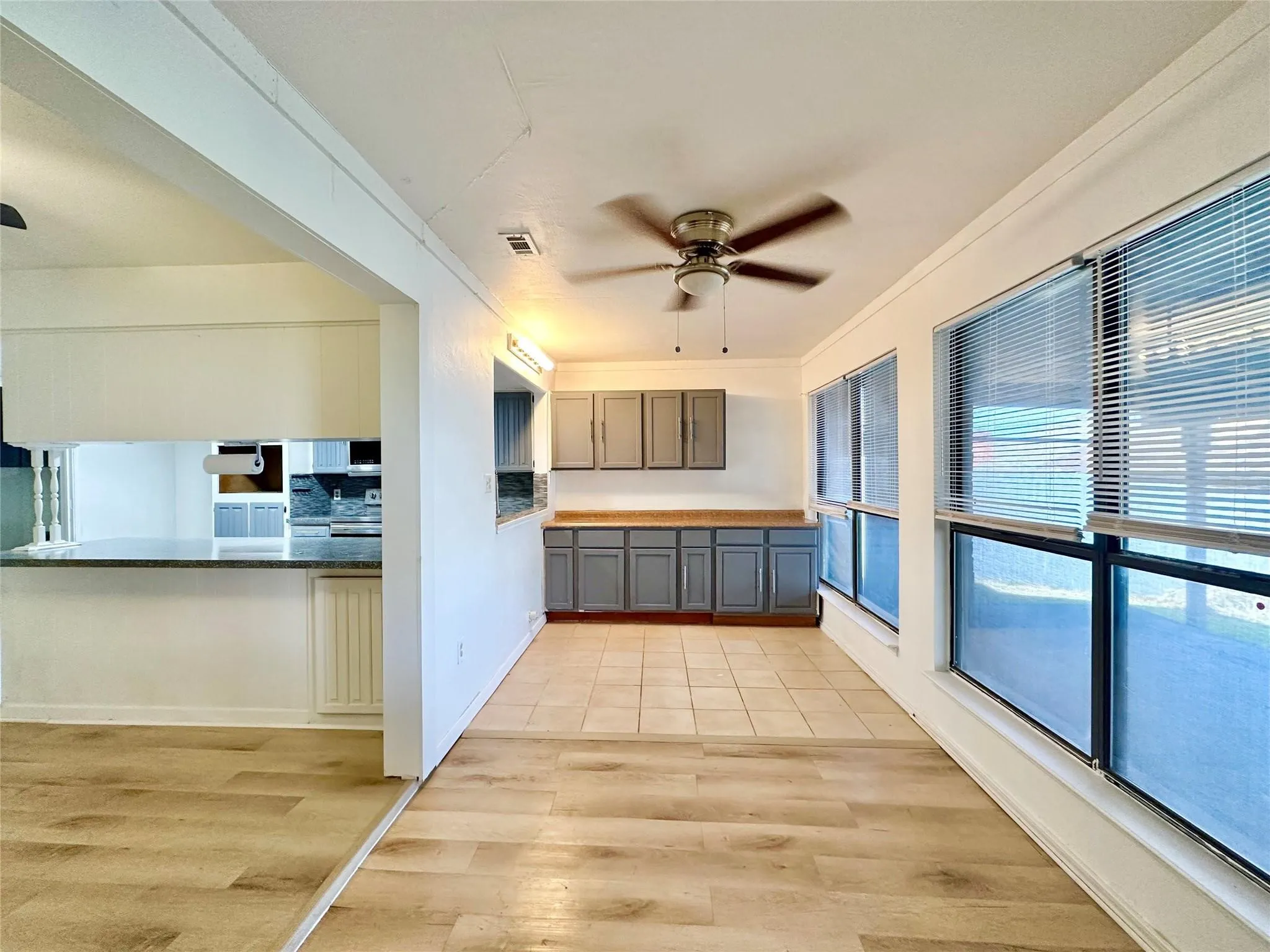 Single Family Residence For Rent in Tarrant County , 807 Fondren Drive, Arlington, Texas 76001, 0, 0, 2 Garage spaces, 1,538 Sqft, built in 1986, mls#21369008, Real Estate Agent in Arlington, Homes For Rent in Tarrant county, Homes For Rent in Arlington, Realtor in Arlington Texas, Real Estate Brokerage Independent Realty Texas, Luminita Cordes Realtor