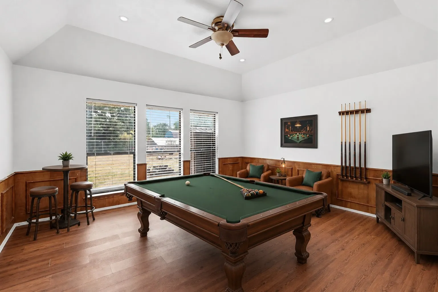 Vaulted ceiling with a ceiling fan