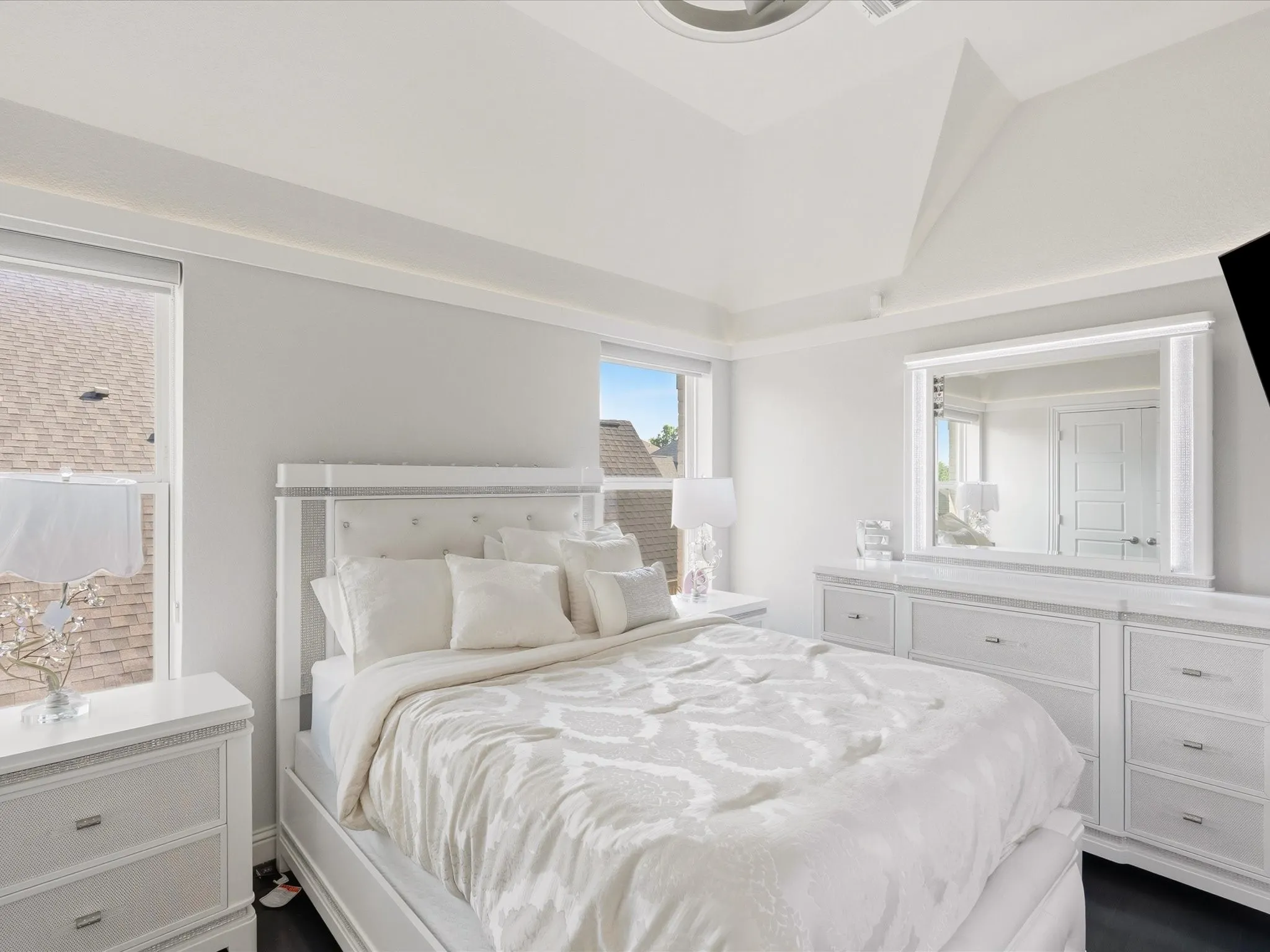 Vaulted ceiling with crown molding