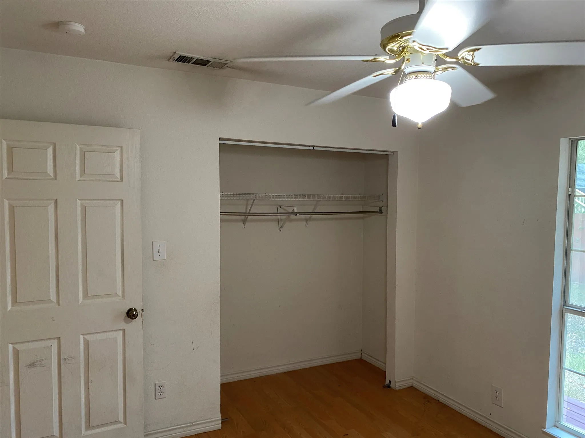 Single Family Residence For Sale in Dallas County , 406 S Jefferson Street S, Irving, Texas 75060, 3 Bedroom, 2 Bathroom, 2 Garage spaces, 1,562 Sqft, built in 1986, mls#21368617, Real Estate Agent in Irving, Homes For Sale in Dallas county, Homes For Sale in Irving, Realtor in Irving Texas, Real Estate Brokerage Independent Realty Texas, Luminita Cordes Realtor
