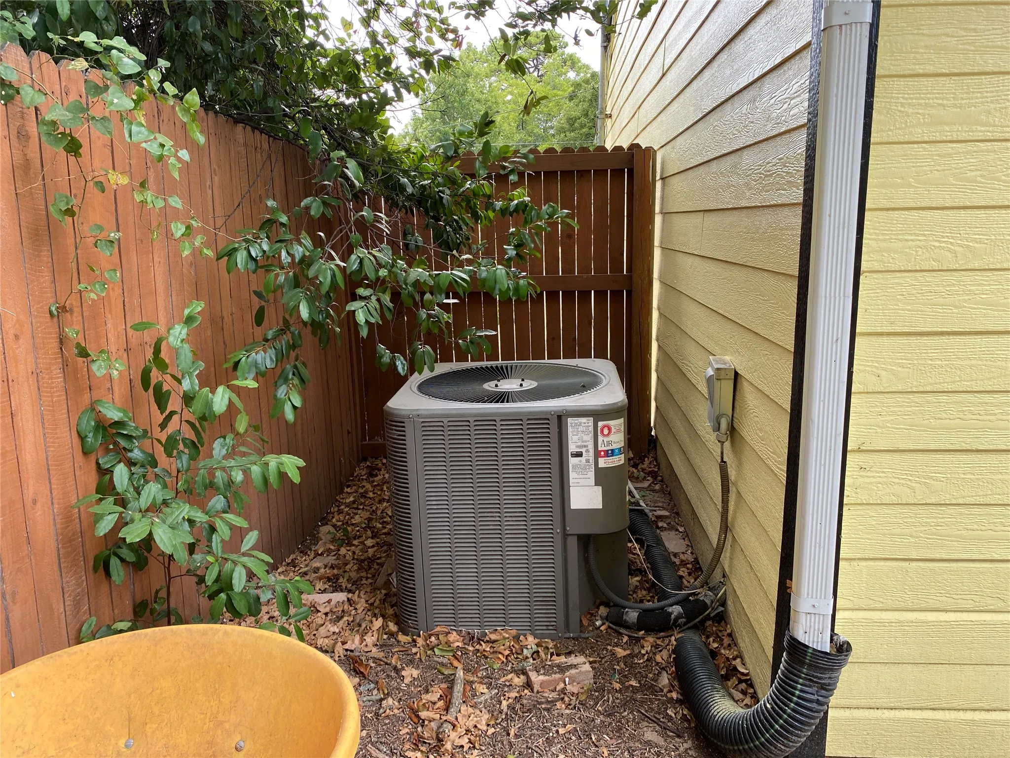 Single Family Residence For Sale in Dallas County , 406 S Jefferson Street S, Irving, Texas 75060, 3 Bedroom, 2 Bathroom, 2 Garage spaces, 1,562 Sqft, built in 1986, mls#21368617, Real Estate Agent in Irving, Homes For Sale in Dallas county, Homes For Sale in Irving, Realtor in Irving Texas, Real Estate Brokerage Independent Realty Texas, Luminita Cordes Realtor