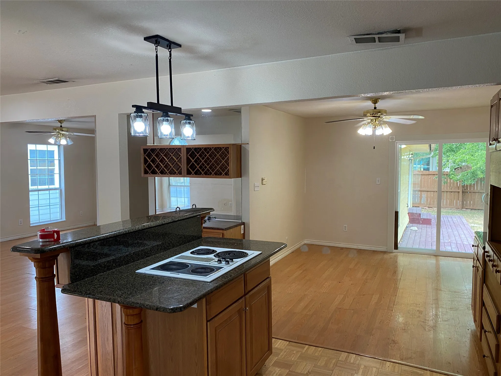 Single Family Residence For Sale in Dallas County , 406 S Jefferson Street S, Irving, Texas 75060, 3 Bedroom, 2 Bathroom, 2 Garage spaces, 1,562 Sqft, built in 1986, mls#21368617, Real Estate Agent in Irving, Homes For Sale in Dallas county, Homes For Sale in Irving, Realtor in Irving Texas, Real Estate Brokerage Independent Realty Texas, Luminita Cordes Realtor