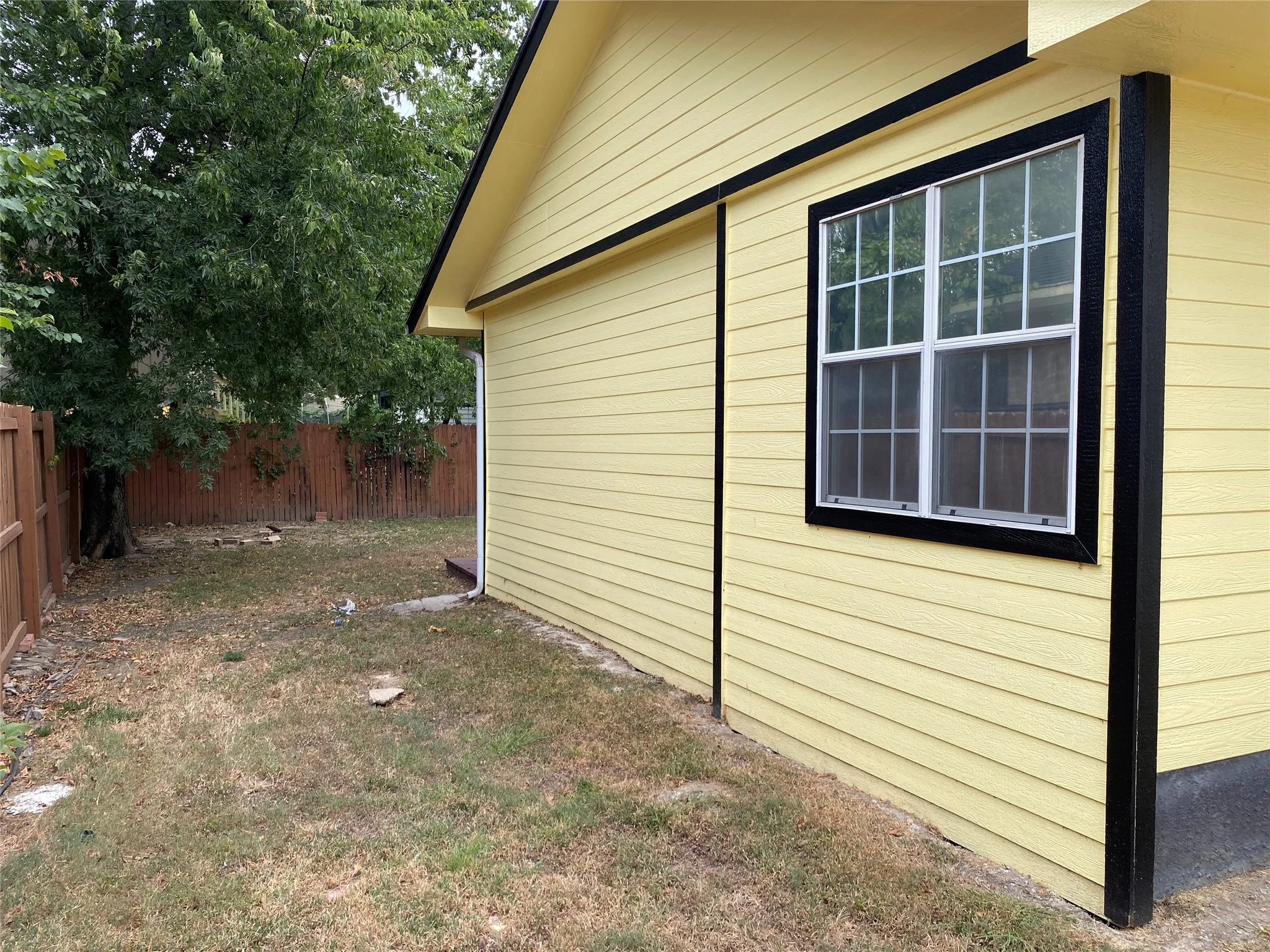 Single Family Residence For Sale in Dallas County , 406 S Jefferson Street S, Irving, Texas 75060, 3 Bedroom, 2 Bathroom, 2 Garage spaces, 1,562 Sqft, built in 1986, mls#21368617, Real Estate Agent in Irving, Homes For Sale in Dallas county, Homes For Sale in Irving, Realtor in Irving Texas, Real Estate Brokerage Independent Realty Texas, Luminita Cordes Realtor