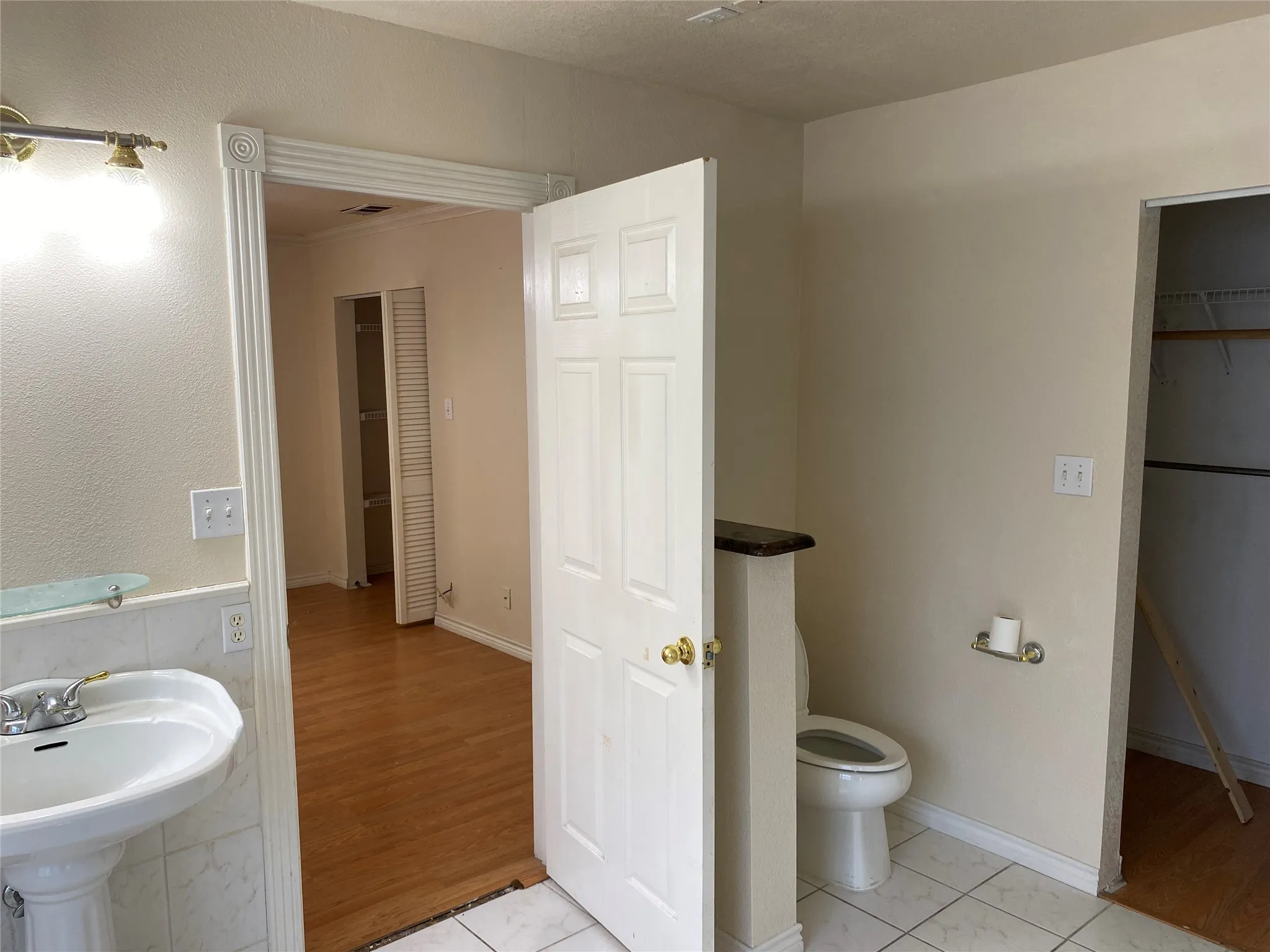 Single Family Residence For Sale in Dallas County , 406 S Jefferson Street S, Irving, Texas 75060, 3 Bedroom, 2 Bathroom, 2 Garage spaces, 1,562 Sqft, built in 1986, mls#21368617, Real Estate Agent in Irving, Homes For Sale in Dallas county, Homes For Sale in Irving, Realtor in Irving Texas, Real Estate Brokerage Independent Realty Texas, Luminita Cordes Realtor