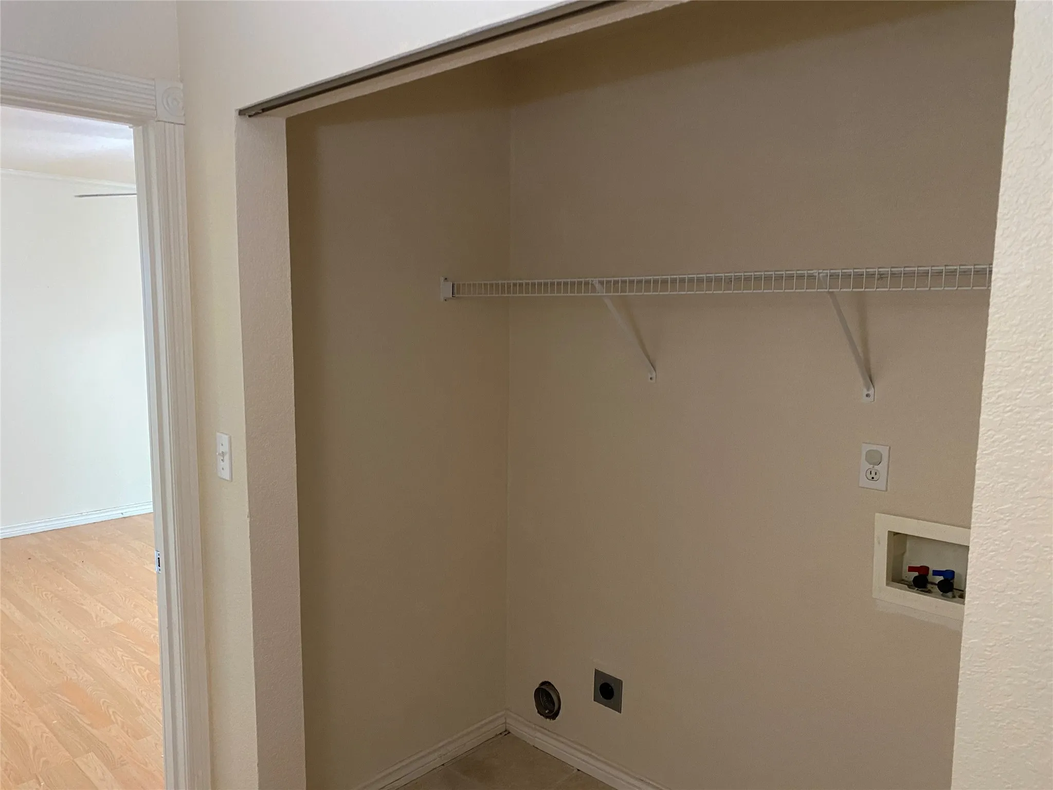 Single Family Residence For Sale in Dallas County , 406 S Jefferson Street S, Irving, Texas 75060, 3 Bedroom, 2 Bathroom, 2 Garage spaces, 1,562 Sqft, built in 1986, mls#21368617, Real Estate Agent in Irving, Homes For Sale in Dallas county, Homes For Sale in Irving, Realtor in Irving Texas, Real Estate Brokerage Independent Realty Texas, Luminita Cordes Realtor