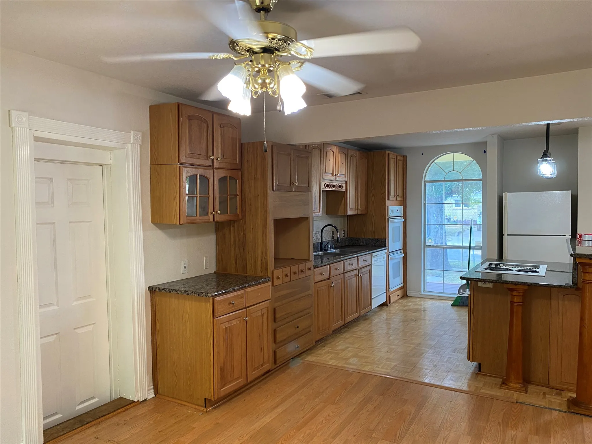 Single Family Residence For Sale in Dallas County , 406 S Jefferson Street S, Irving, Texas 75060, 3 Bedroom, 2 Bathroom, 2 Garage spaces, 1,562 Sqft, built in 1986, mls#21368617, Real Estate Agent in Irving, Homes For Sale in Dallas county, Homes For Sale in Irving, Realtor in Irving Texas, Real Estate Brokerage Independent Realty Texas, Luminita Cordes Realtor
