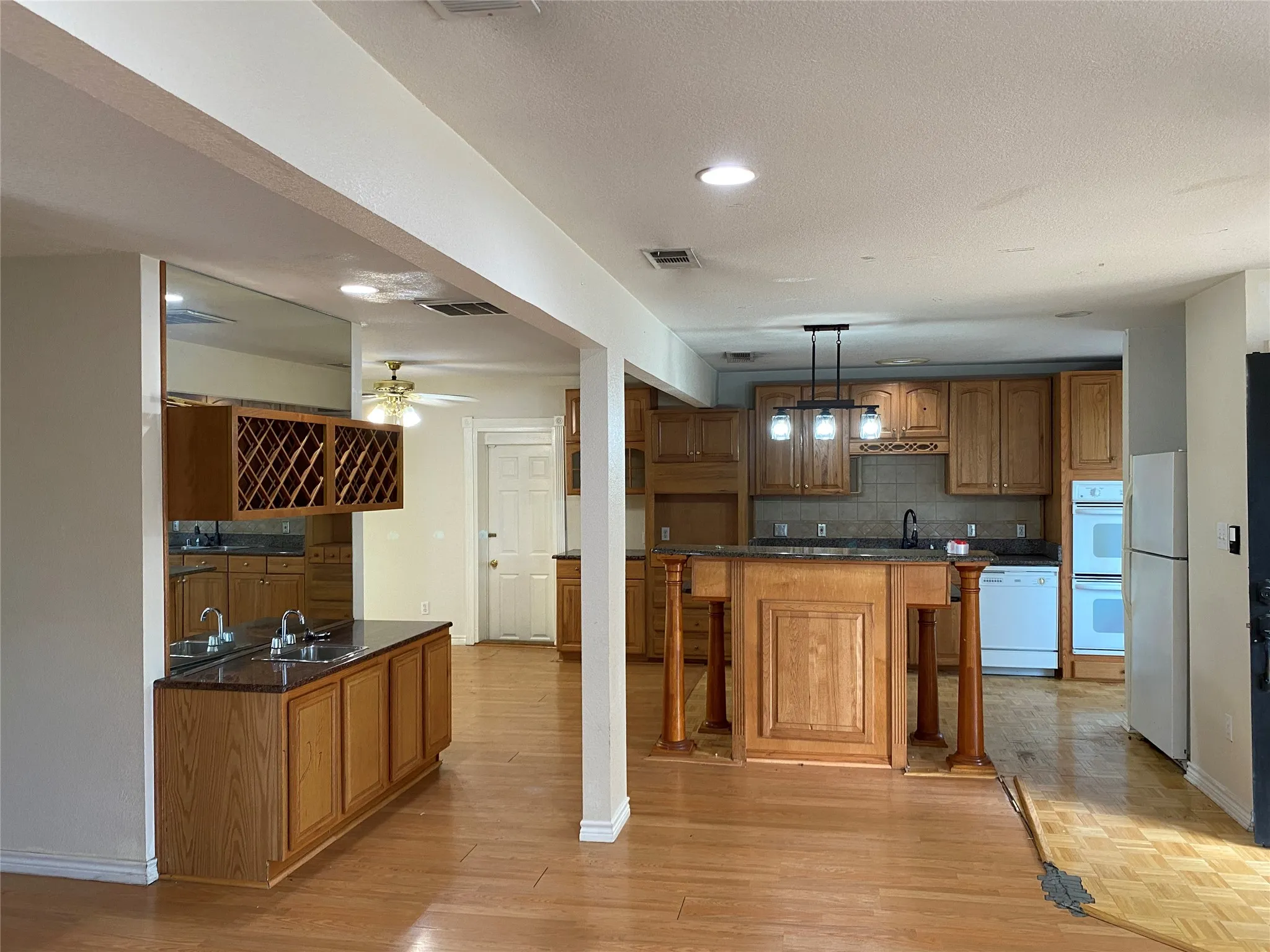 Single Family Residence For Sale in Dallas County , 406 S Jefferson Street S, Irving, Texas 75060, 3 Bedroom, 2 Bathroom, 2 Garage spaces, 1,562 Sqft, built in 1986, mls#21368617, Real Estate Agent in Irving, Homes For Sale in Dallas county, Homes For Sale in Irving, Realtor in Irving Texas, Real Estate Brokerage Independent Realty Texas, Luminita Cordes Realtor
