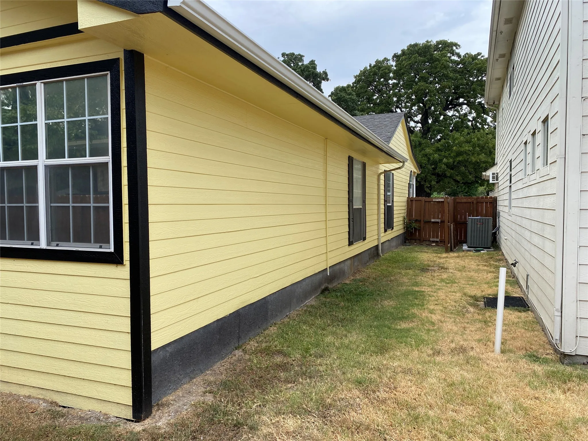 Single Family Residence For Sale in Dallas County , 406 S Jefferson Street S, Irving, Texas 75060, 3 Bedroom, 2 Bathroom, 2 Garage spaces, 1,562 Sqft, built in 1986, mls#21368617, Real Estate Agent in Irving, Homes For Sale in Dallas county, Homes For Sale in Irving, Realtor in Irving Texas, Real Estate Brokerage Independent Realty Texas, Luminita Cordes Realtor