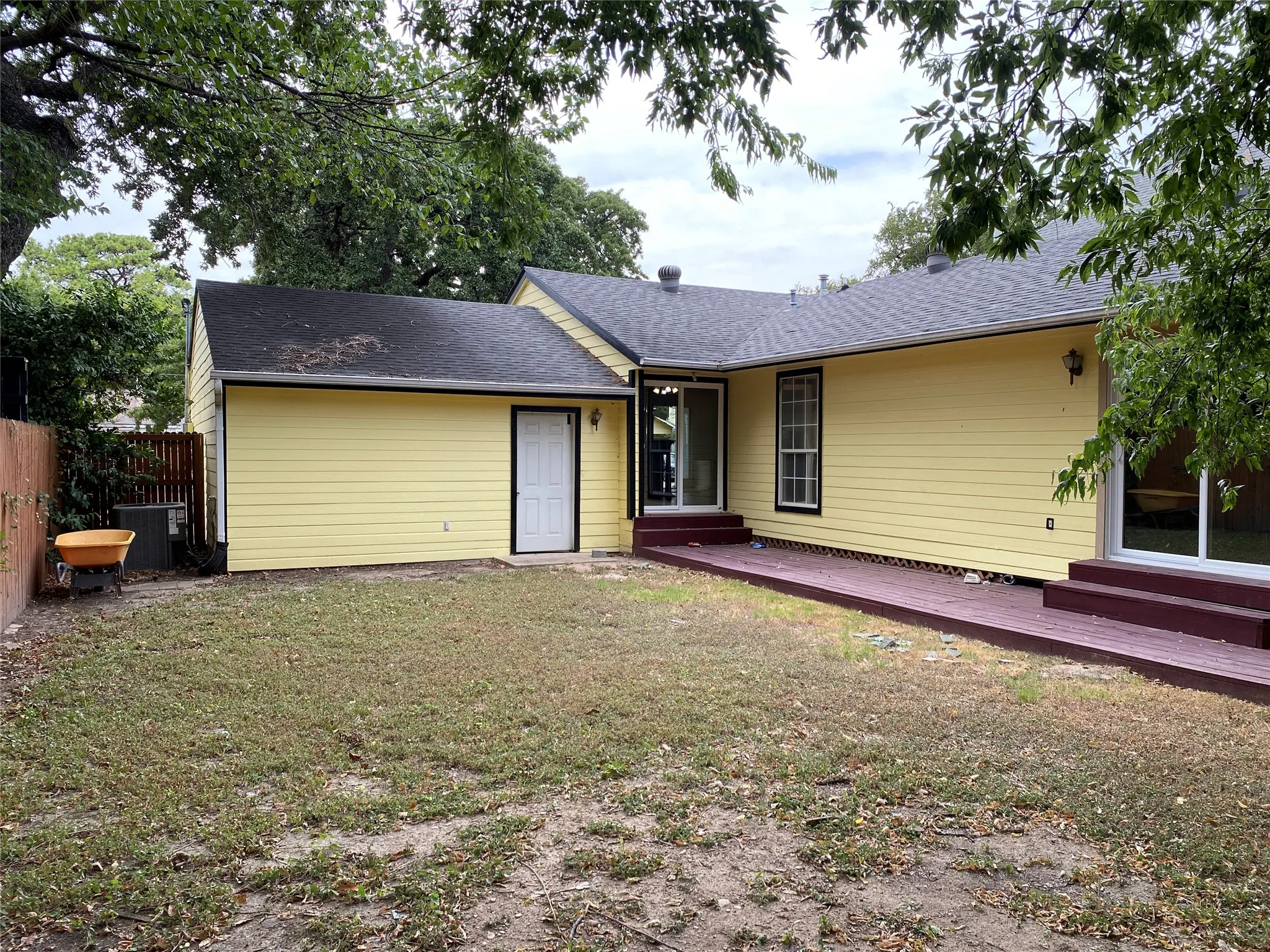 Single Family Residence For Sale in Dallas County , 406 S Jefferson Street S, Irving, Texas 75060, 3 Bedroom, 2 Bathroom, 2 Garage spaces, 1,562 Sqft, built in 1986, mls#21368617, Real Estate Agent in Irving, Homes For Sale in Dallas county, Homes For Sale in Irving, Realtor in Irving Texas, Real Estate Brokerage Independent Realty Texas, Luminita Cordes Realtor