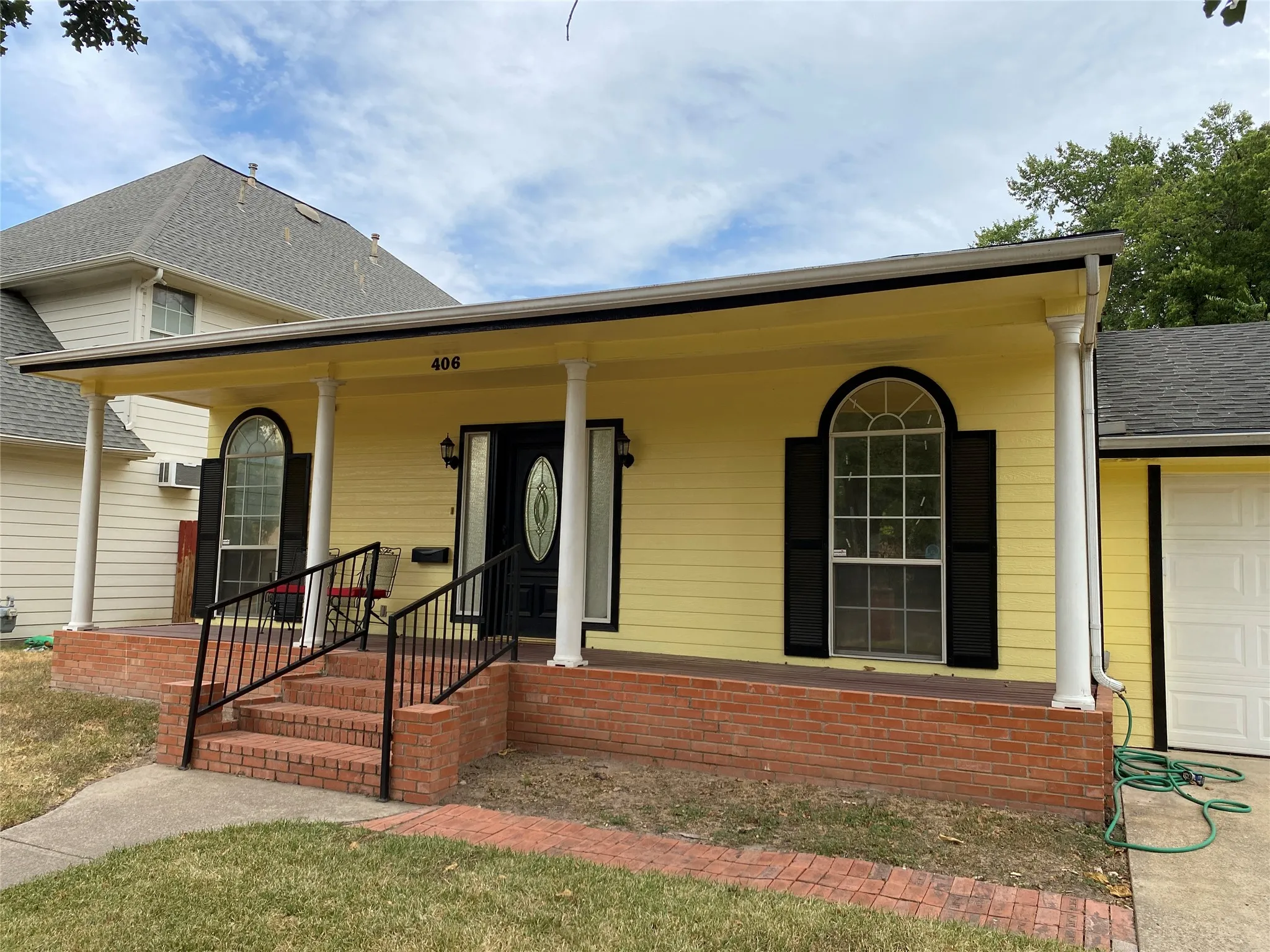 Single Family Residence For Sale in Dallas County , 406 S Jefferson Street S, Irving, Texas 75060, 3 Bedroom, 2 Bathroom, 2 Garage spaces, 1,562 Sqft, built in 1986, mls#21368617, Real Estate Agent in Irving, Homes For Sale in Dallas county, Homes For Sale in Irving, Realtor in Irving Texas, Real Estate Brokerage Independent Realty Texas, Luminita Cordes Realtor