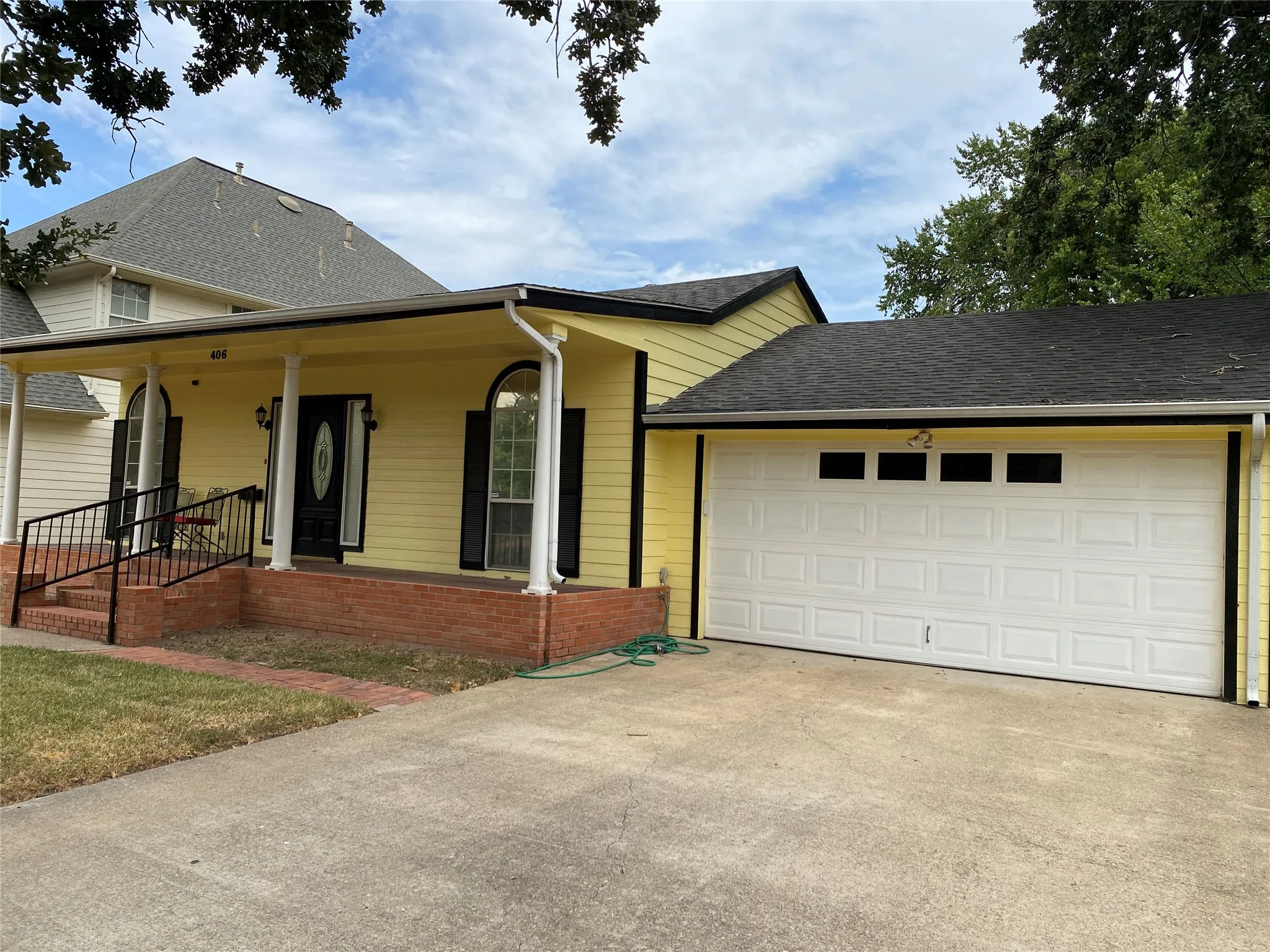 Single Family Residence For Sale in Dallas County , 406 S Jefferson Street S, Irving, Texas 75060, 3 Bedroom, 2 Bathroom, 2 Garage spaces, 1,562 Sqft, built in 1986, mls#21368617, Real Estate Agent in Irving, Homes For Sale in Dallas county, Homes For Sale in Irving, Realtor in Irving Texas, Real Estate Brokerage Independent Realty Texas, Luminita Cordes Realtor
