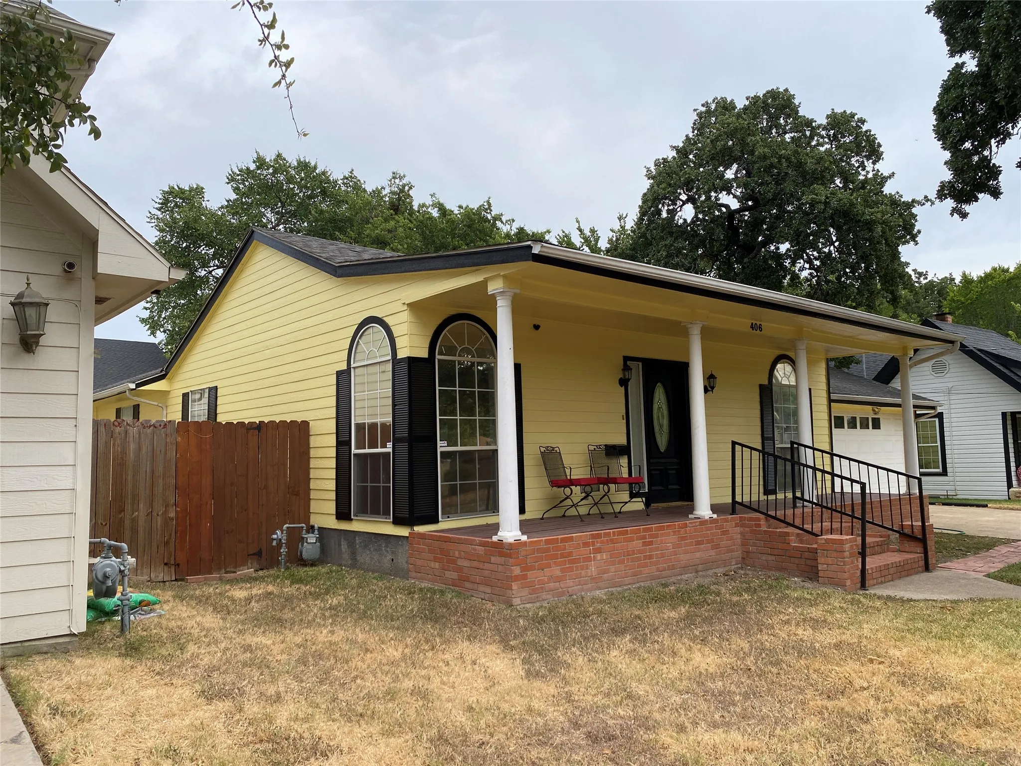 Single Family Residence For Sale in Dallas County , 406 S Jefferson Street S, Irving, Texas 75060, 3 Bedroom, 2 Bathroom, 2 Garage spaces, 1,562 Sqft, built in 1986, mls#21368617, Real Estate Agent in Irving, Homes For Sale in Dallas county, Homes For Sale in Irving, Realtor in Irving Texas, Real Estate Brokerage Independent Realty Texas, Luminita Cordes Realtor