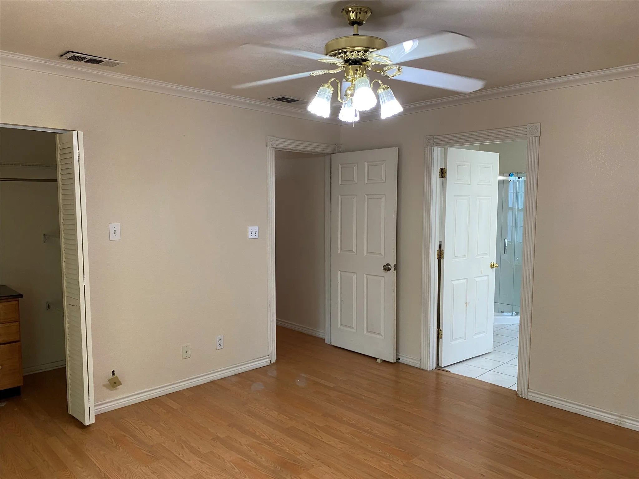 Single Family Residence For Sale in Dallas County , 406 S Jefferson Street S, Irving, Texas 75060, 3 Bedroom, 2 Bathroom, 2 Garage spaces, 1,562 Sqft, built in 1986, mls#21368617, Real Estate Agent in Irving, Homes For Sale in Dallas county, Homes For Sale in Irving, Realtor in Irving Texas, Real Estate Brokerage Independent Realty Texas, Luminita Cordes Realtor
