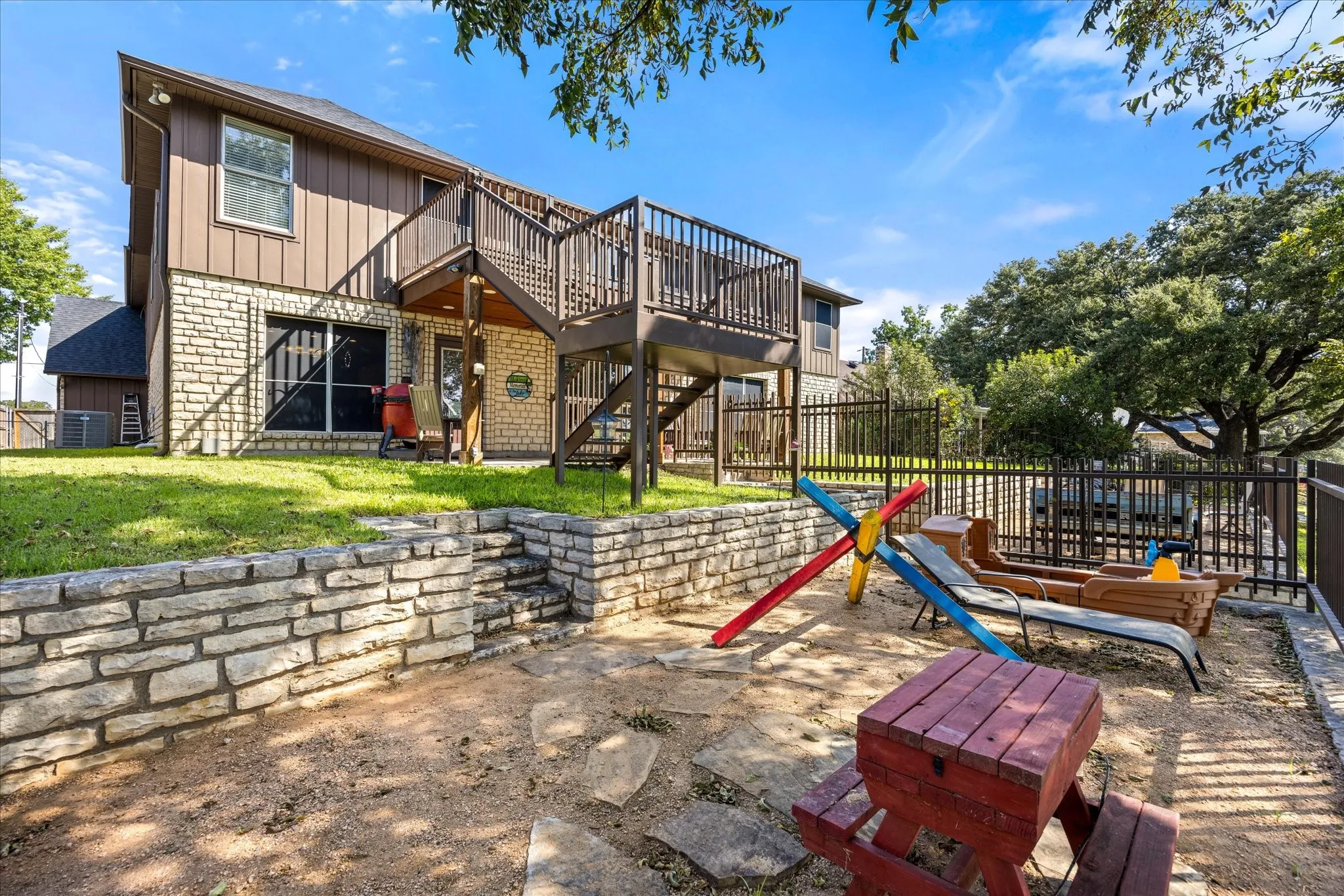 Single Family Residence For Sale in Hood County , 109 Casas Del Sur Street, Granbury, Texas 76049, 5 Bedroom, 5 Bathroom, 2 Garage spaces, 4,280 Sqft, built in 1988, mls#21365977, Real Estate Agent in Granbury, Homes For Sale in Hood county, Homes For Sale in Granbury, Realtor in Granbury Texas, Real Estate Brokerage Independent Realty Texas, Luminita Cordes Realtor
