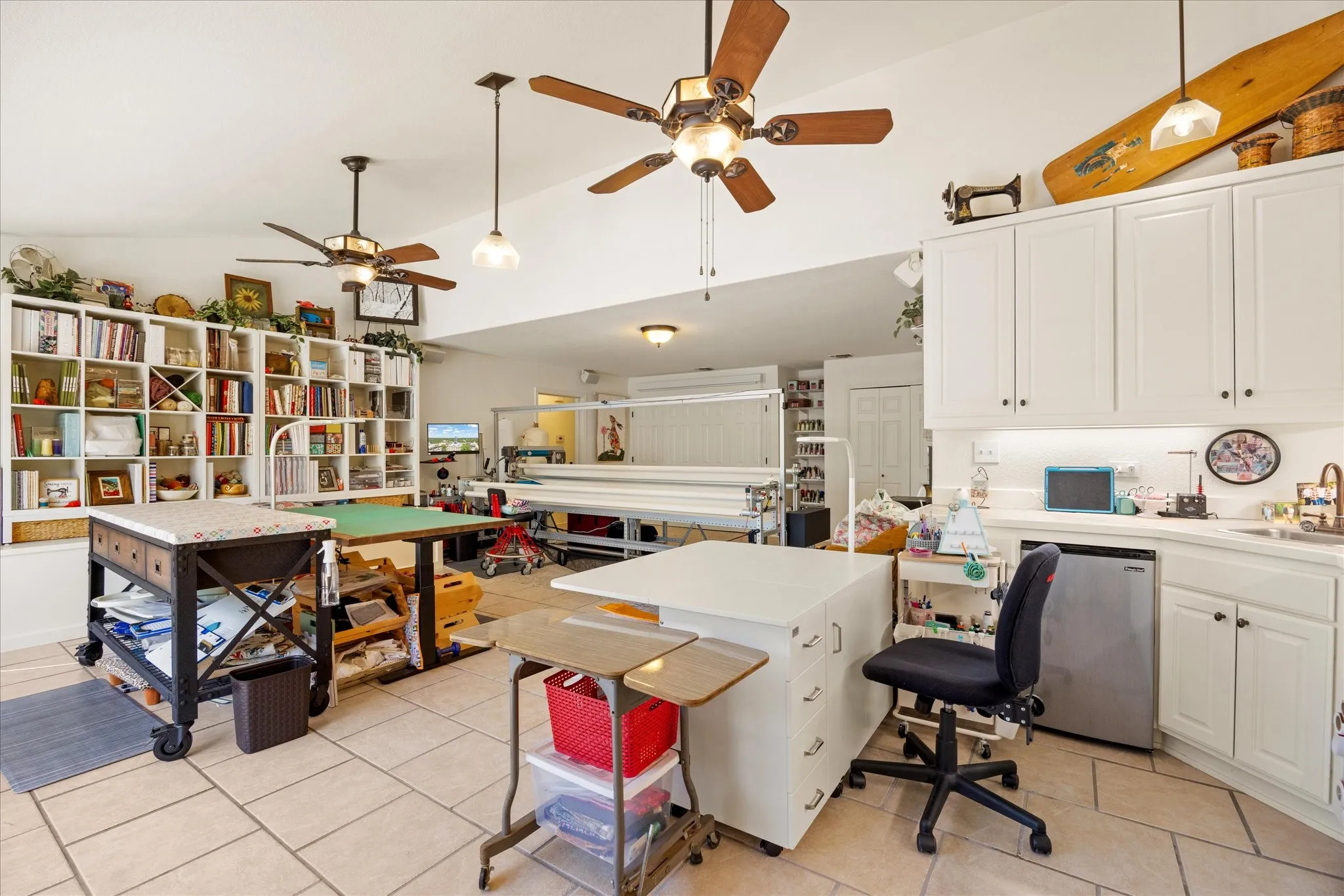 Single Family Residence For Sale in Hood County , 109 Casas Del Sur Street, Granbury, Texas 76049, 5 Bedroom, 5 Bathroom, 2 Garage spaces, 4,280 Sqft, built in 1988, mls#21365977, Real Estate Agent in Granbury, Homes For Sale in Hood county, Homes For Sale in Granbury, Realtor in Granbury Texas, Real Estate Brokerage Independent Realty Texas, Luminita Cordes Realtor