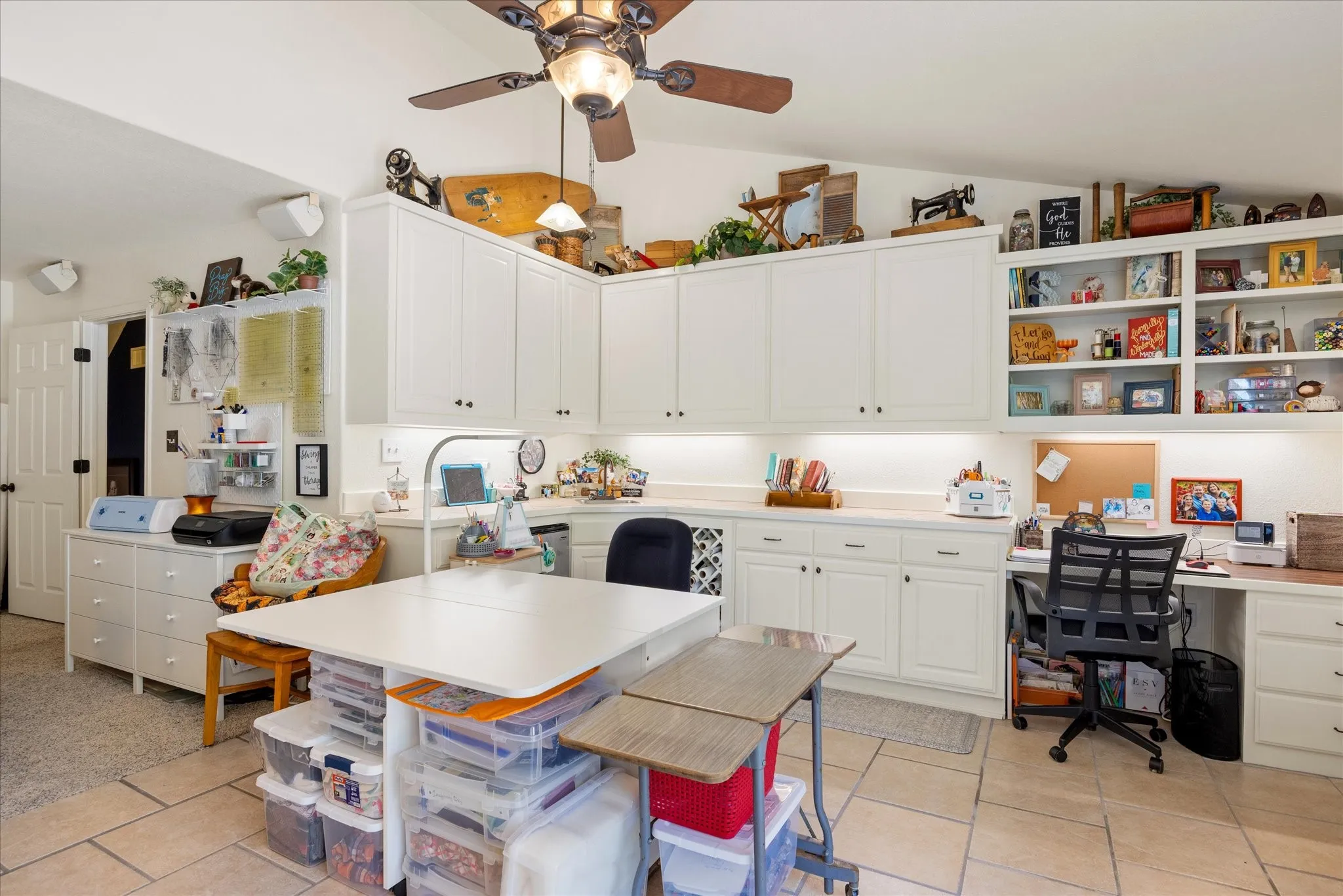 Single Family Residence For Sale in Hood County , 109 Casas Del Sur Street, Granbury, Texas 76049, 5 Bedroom, 5 Bathroom, 2 Garage spaces, 4,280 Sqft, built in 1988, mls#21365977, Real Estate Agent in Granbury, Homes For Sale in Hood county, Homes For Sale in Granbury, Realtor in Granbury Texas, Real Estate Brokerage Independent Realty Texas, Luminita Cordes Realtor