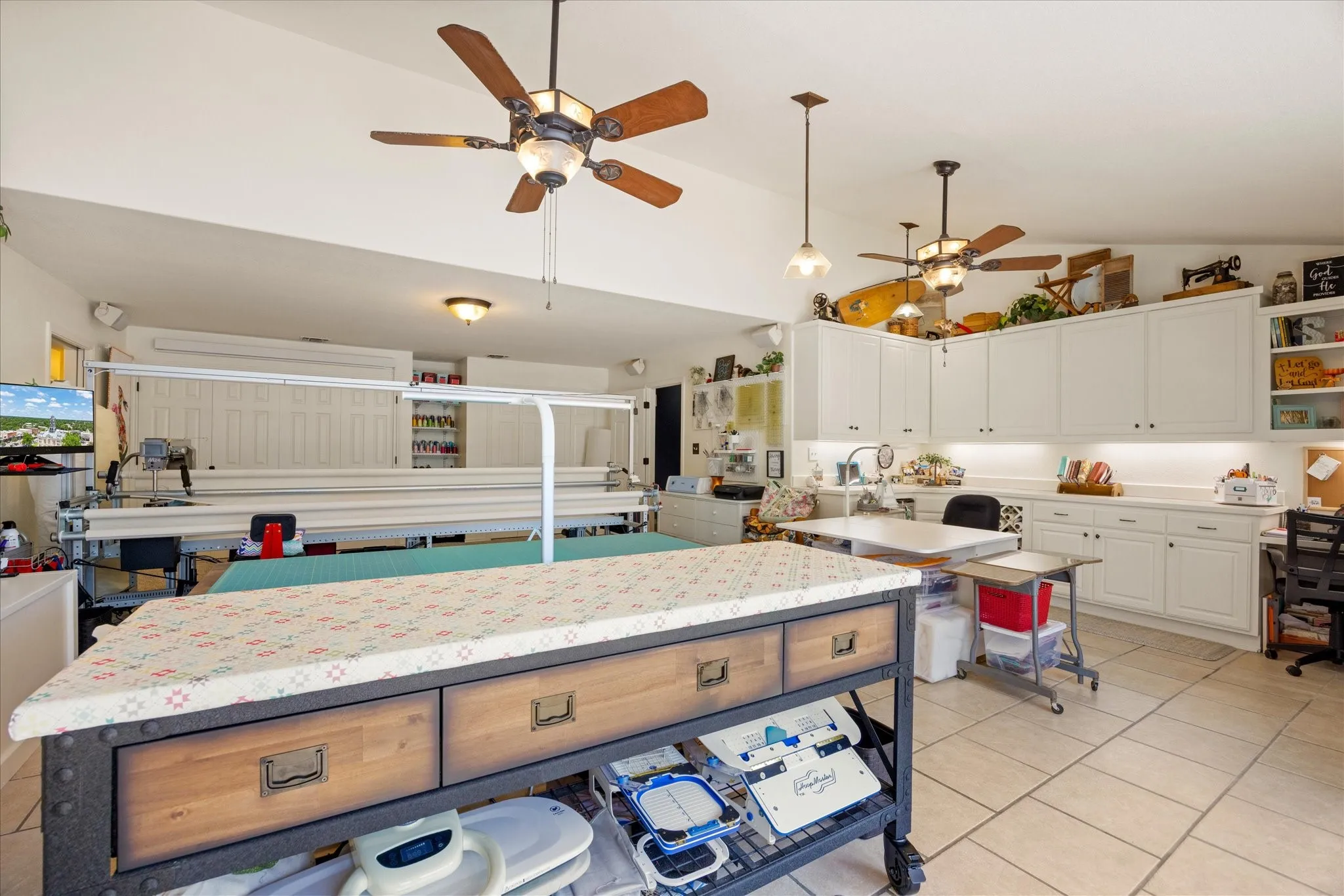 Single Family Residence For Sale in Hood County , 109 Casas Del Sur Street, Granbury, Texas 76049, 5 Bedroom, 5 Bathroom, 2 Garage spaces, 4,280 Sqft, built in 1988, mls#21365977, Real Estate Agent in Granbury, Homes For Sale in Hood county, Homes For Sale in Granbury, Realtor in Granbury Texas, Real Estate Brokerage Independent Realty Texas, Luminita Cordes Realtor
