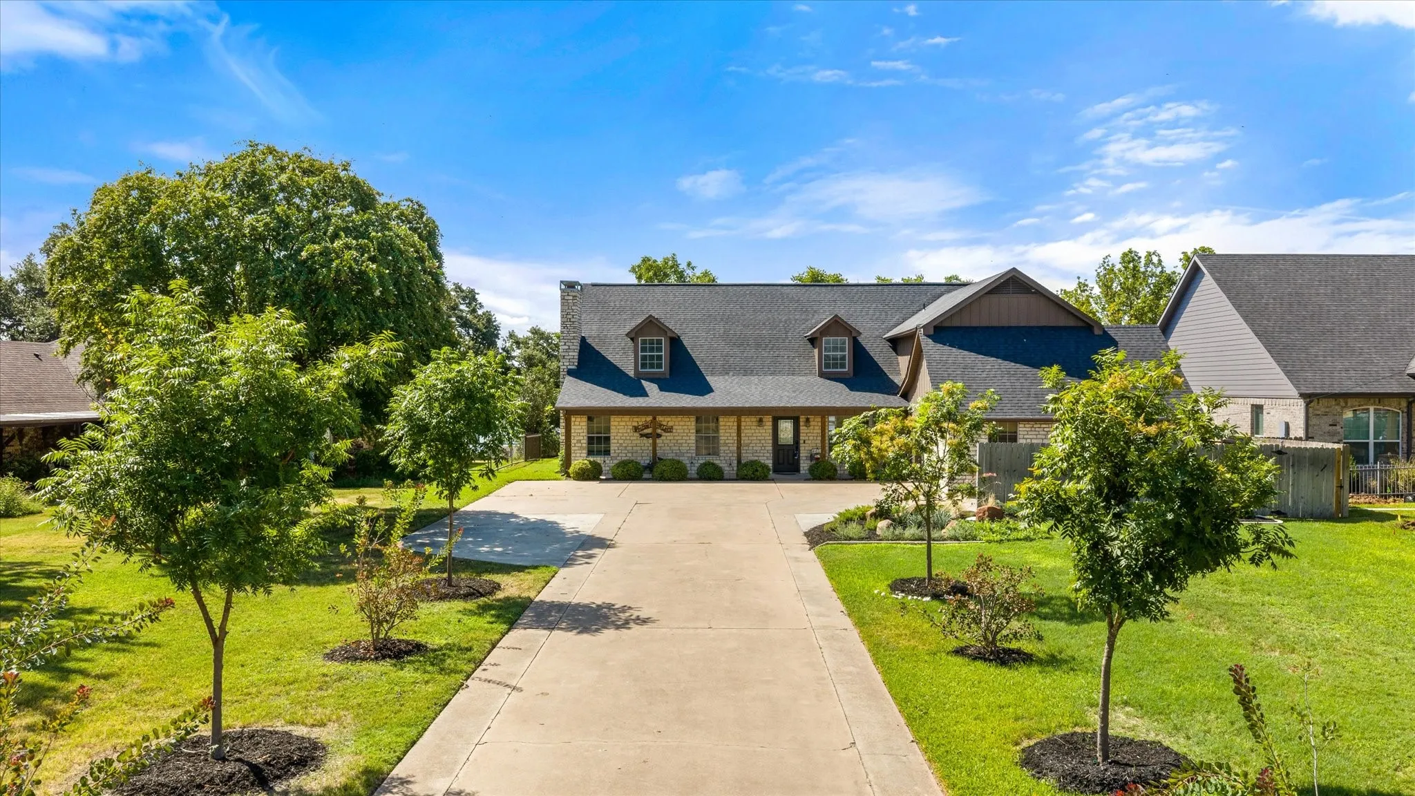 Single Family Residence For Sale in Hood County , 109 Casas Del Sur Street, Granbury, Texas 76049, 5 Bedroom, 5 Bathroom, 2 Garage spaces, 4,280 Sqft, built in 1988, mls#21365977, Real Estate Agent in Granbury, Homes For Sale in Hood county, Homes For Sale in Granbury, Realtor in Granbury Texas, Real Estate Brokerage Independent Realty Texas, Luminita Cordes Realtor