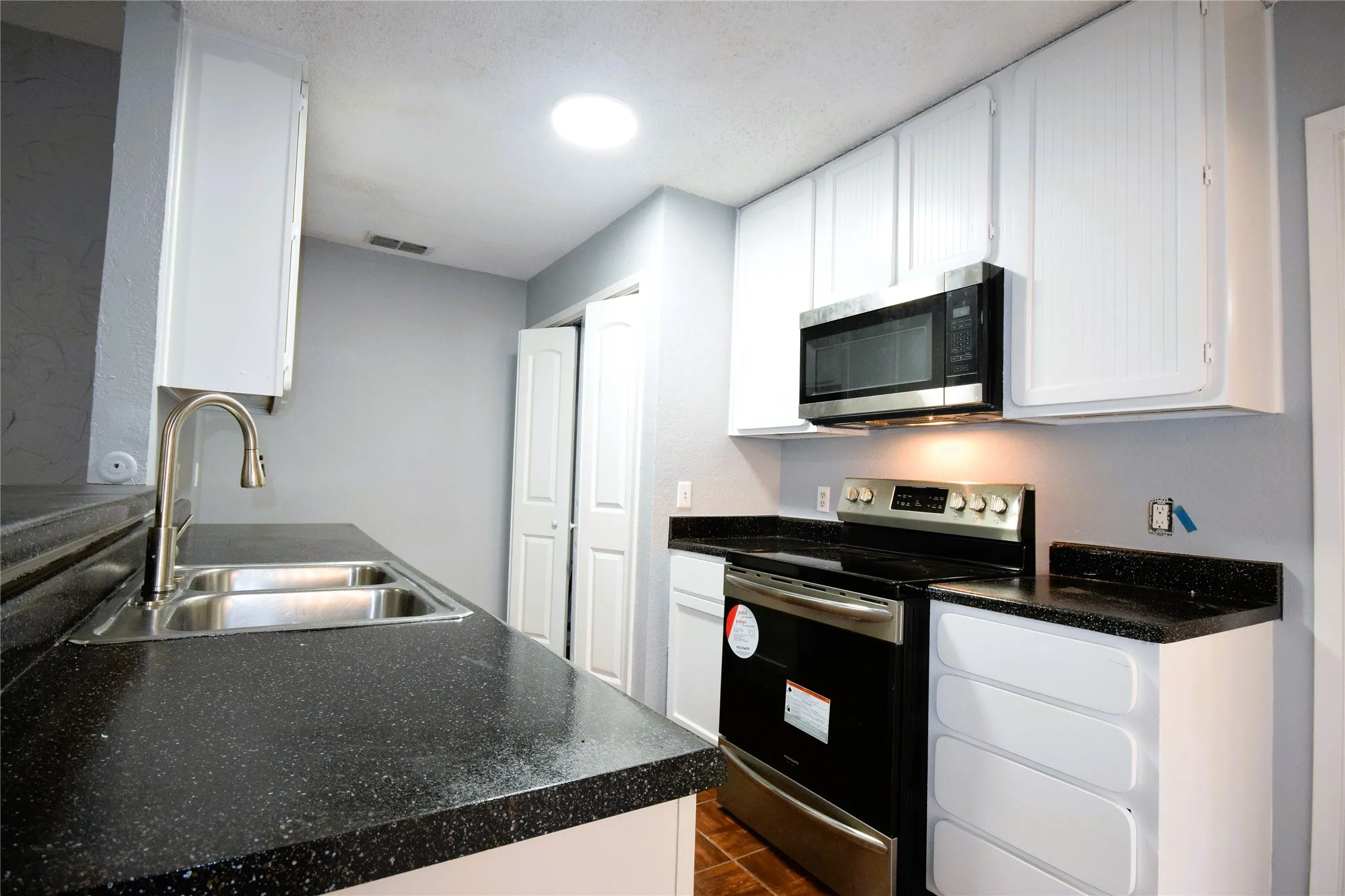 Duplex For Rent in Tarrant County , 115 W Timberview Lane, Arlington, Texas 76014, 2 Bedroom, 2 Bathroom, Garage spaces, 1,128 Sqft, built in 1981, mls#21369033, Real Estate Agent in Arlington, Homes For Rent in Tarrant county, Homes For Rent in Arlington, Realtor in Arlington Texas, Real Estate Brokerage Independent Realty Texas, Luminita Cordes Realtor