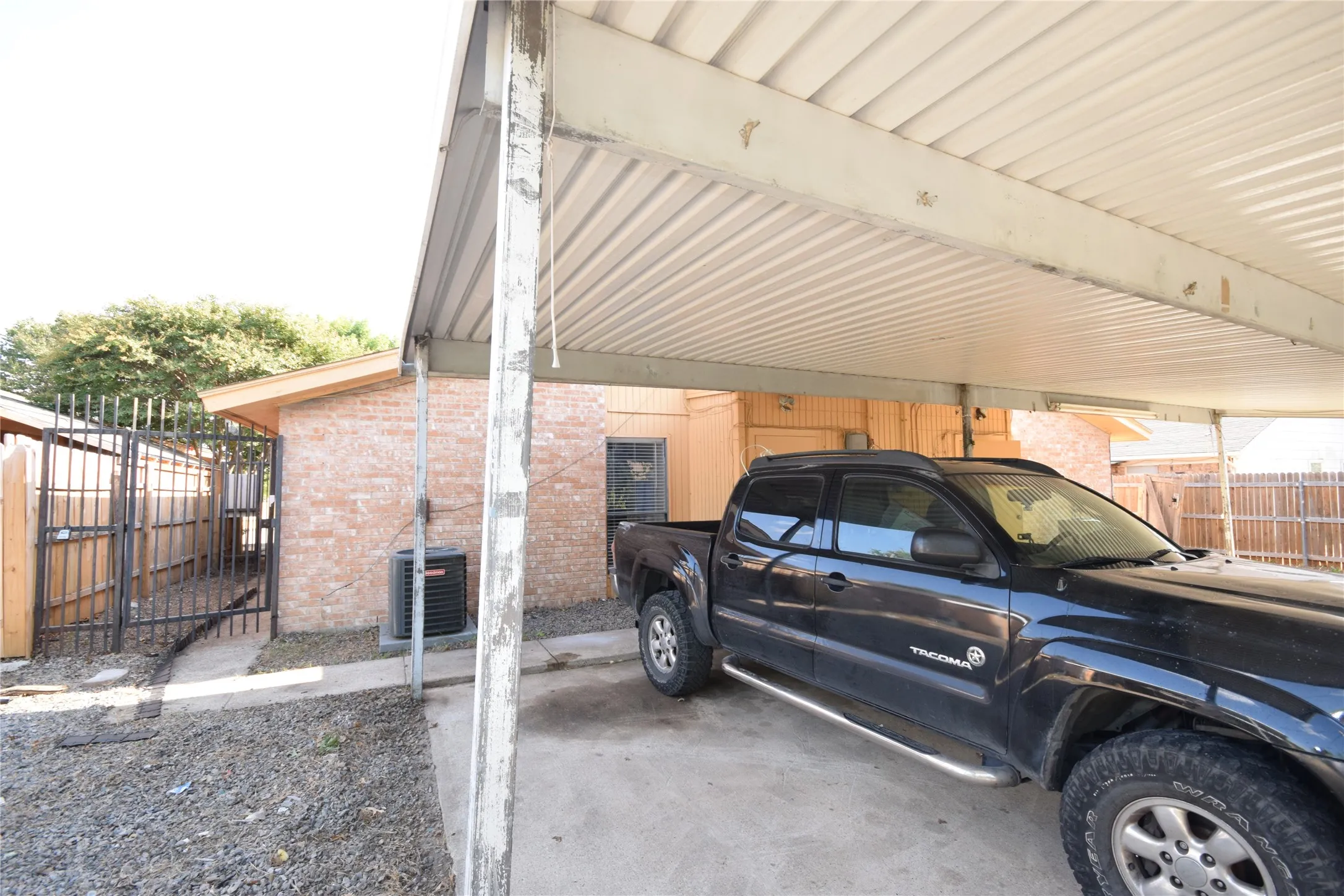 Duplex For Rent in Tarrant County , 115 W Timberview Lane, Arlington, Texas 76014, 2 Bedroom, 2 Bathroom, Garage spaces, 1,128 Sqft, built in 1981, mls#21369033, Real Estate Agent in Arlington, Homes For Rent in Tarrant county, Homes For Rent in Arlington, Realtor in Arlington Texas, Real Estate Brokerage Independent Realty Texas, Luminita Cordes Realtor