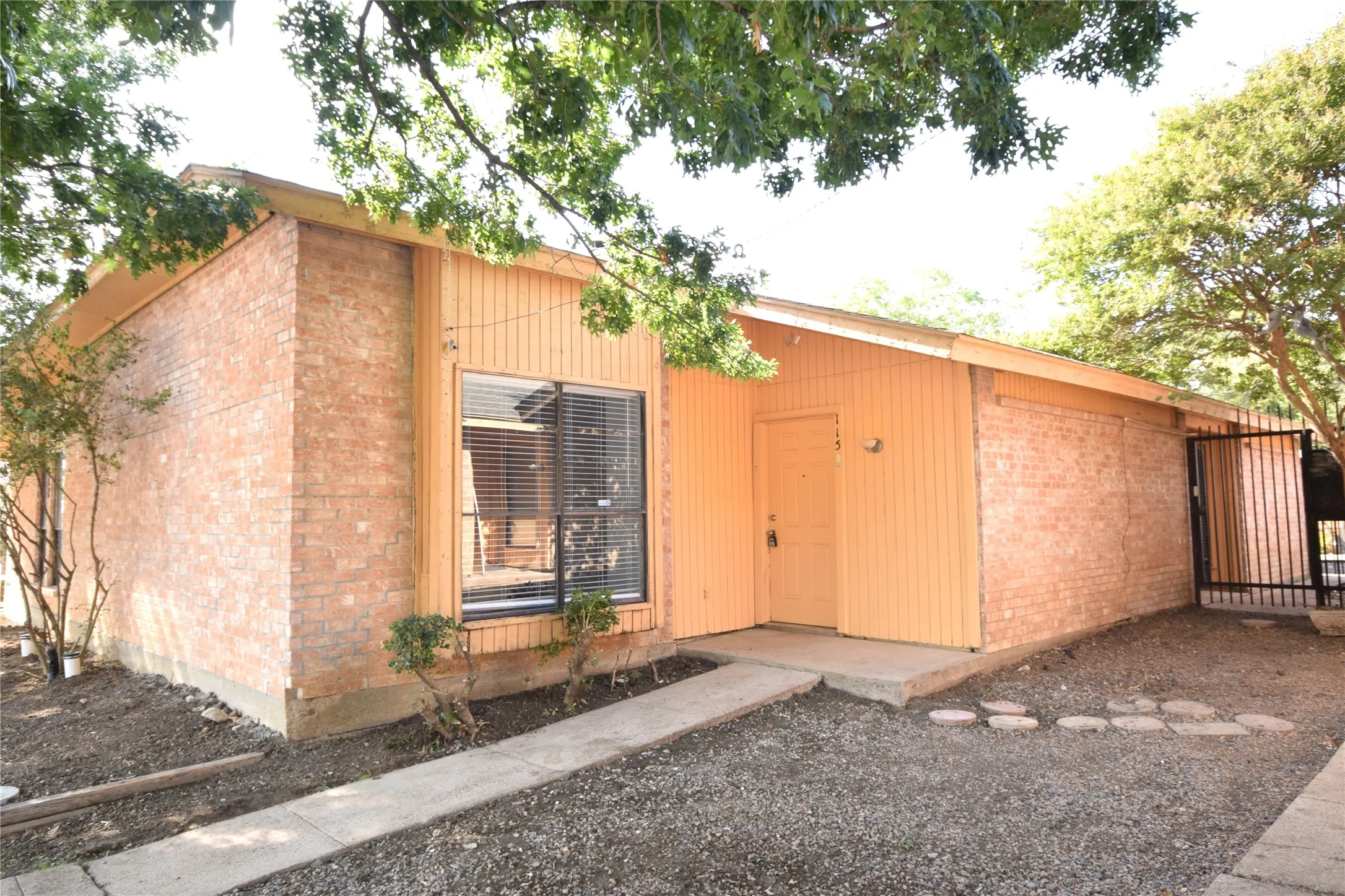 Duplex For Rent in Tarrant County , 115 W Timberview Lane, Arlington, Texas 76014, 2 Bedroom, 2 Bathroom, Garage spaces, 1,128 Sqft, built in 1981, mls#21369033, Real Estate Agent in Arlington, Homes For Rent in Tarrant county, Homes For Rent in Arlington, Realtor in Arlington Texas, Real Estate Brokerage Independent Realty Texas, Luminita Cordes Realtor