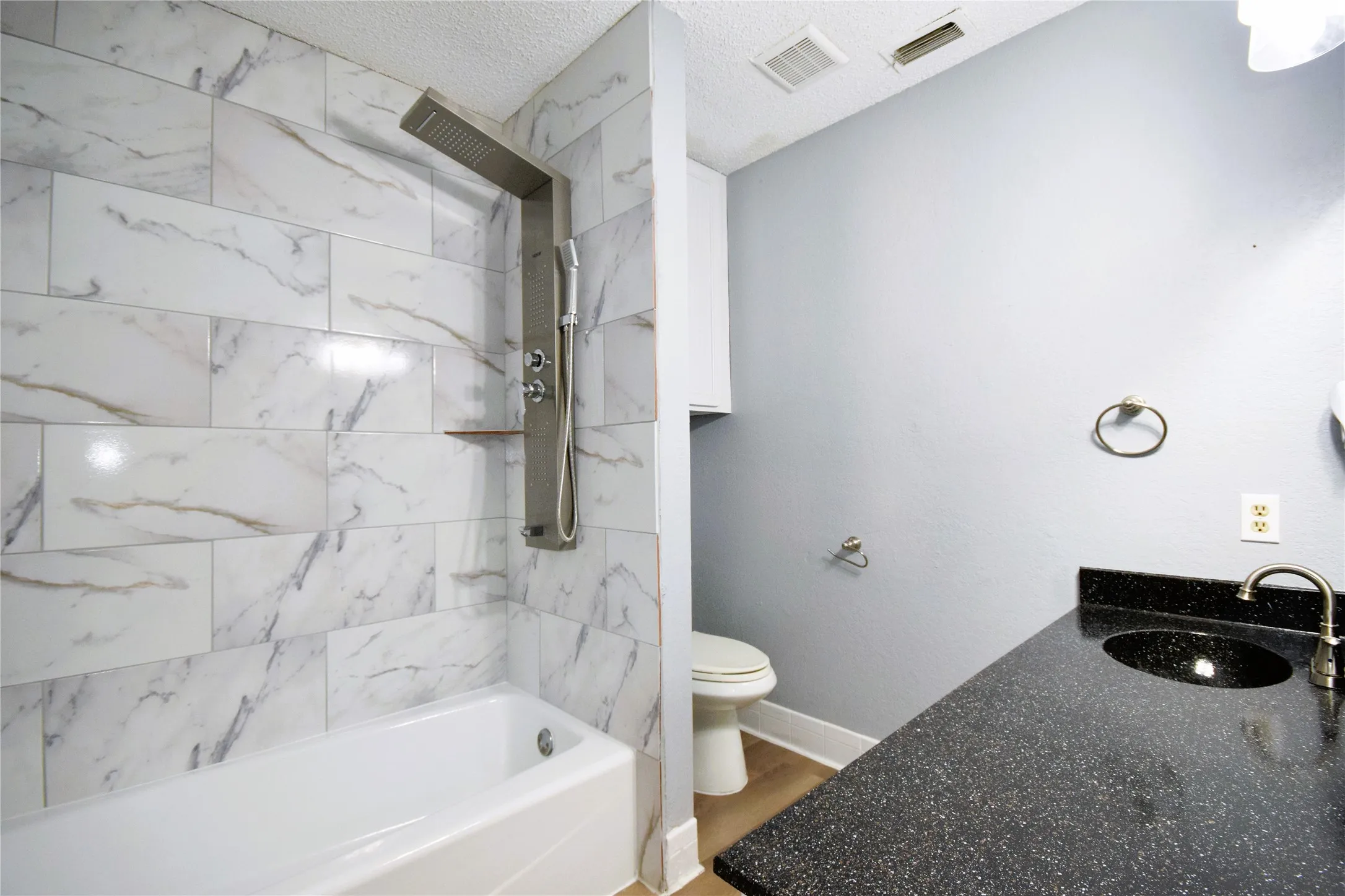 Duplex For Rent in Tarrant County , 115 W Timberview Lane, Arlington, Texas 76014, 2 Bedroom, 2 Bathroom, Garage spaces, 1,128 Sqft, built in 1981, mls#21369033, Real Estate Agent in Arlington, Homes For Rent in Tarrant county, Homes For Rent in Arlington, Realtor in Arlington Texas, Real Estate Brokerage Independent Realty Texas, Luminita Cordes Realtor