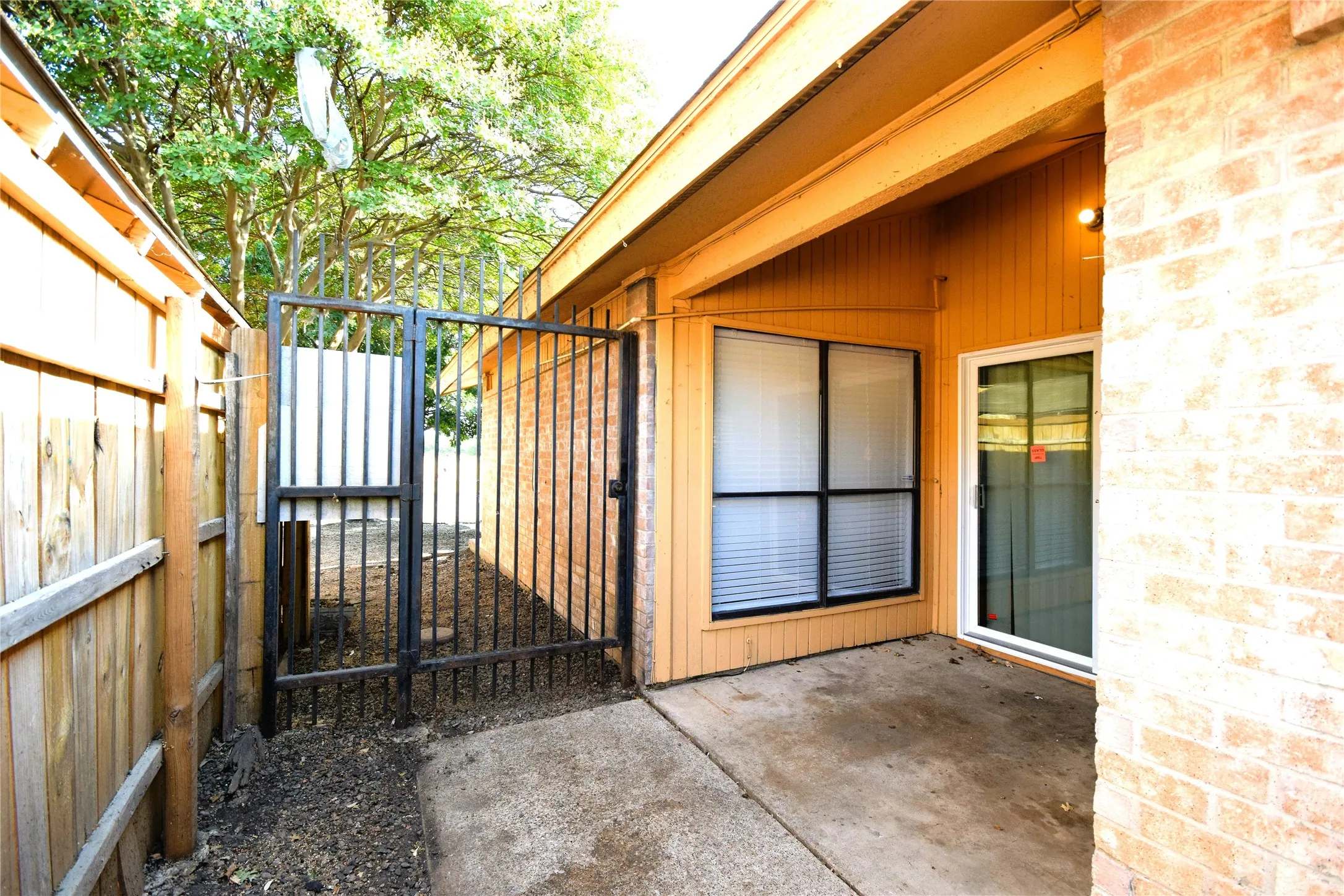 Duplex For Rent in Tarrant County , 115 W Timberview Lane, Arlington, Texas 76014, 2 Bedroom, 2 Bathroom, Garage spaces, 1,128 Sqft, built in 1981, mls#21369033, Real Estate Agent in Arlington, Homes For Rent in Tarrant county, Homes For Rent in Arlington, Realtor in Arlington Texas, Real Estate Brokerage Independent Realty Texas, Luminita Cordes Realtor