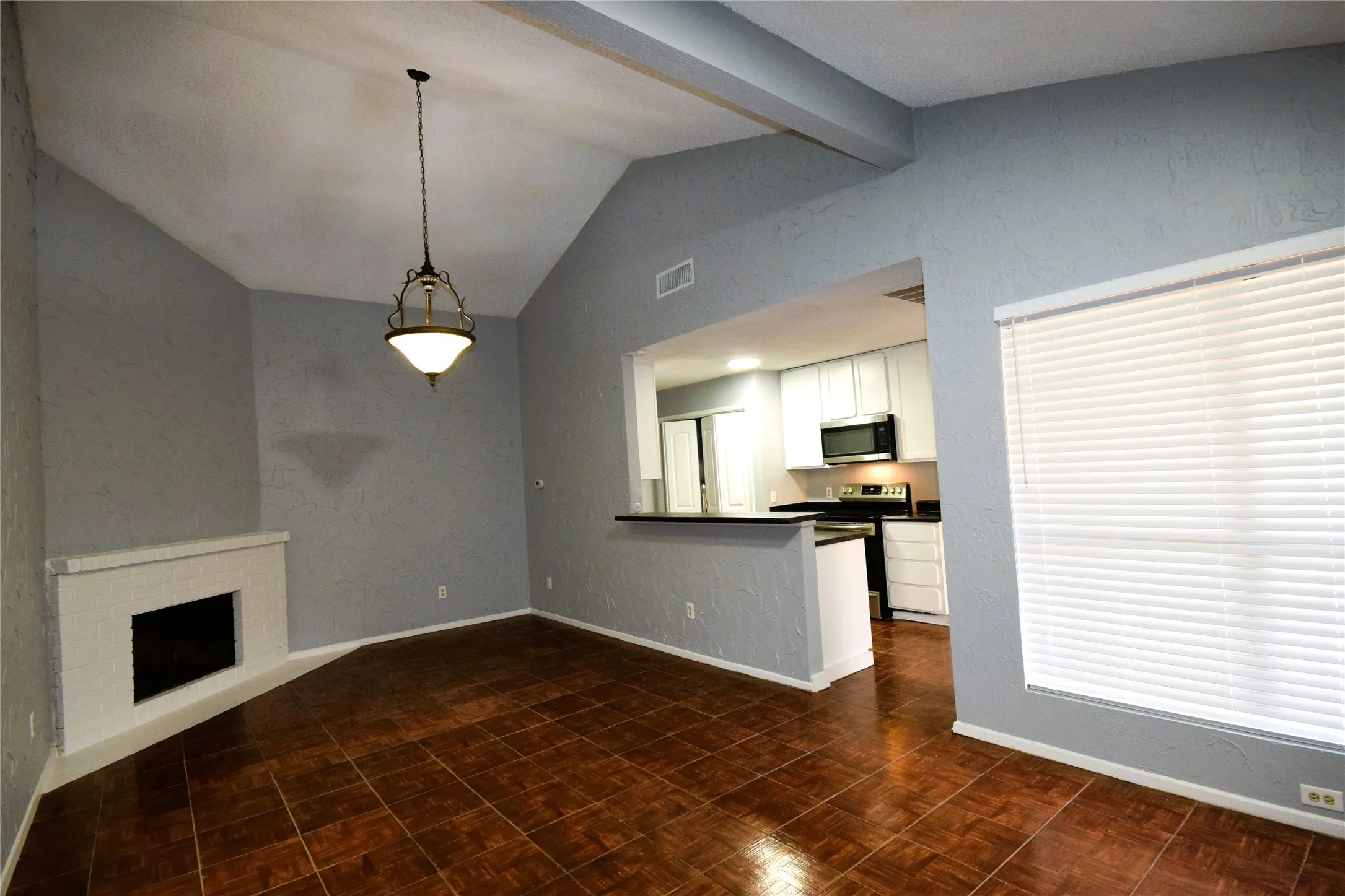 Duplex For Rent in Tarrant County , 115 W Timberview Lane, Arlington, Texas 76014, 2 Bedroom, 2 Bathroom, Garage spaces, 1,128 Sqft, built in 1981, mls#21369033, Real Estate Agent in Arlington, Homes For Rent in Tarrant county, Homes For Rent in Arlington, Realtor in Arlington Texas, Real Estate Brokerage Independent Realty Texas, Luminita Cordes Realtor