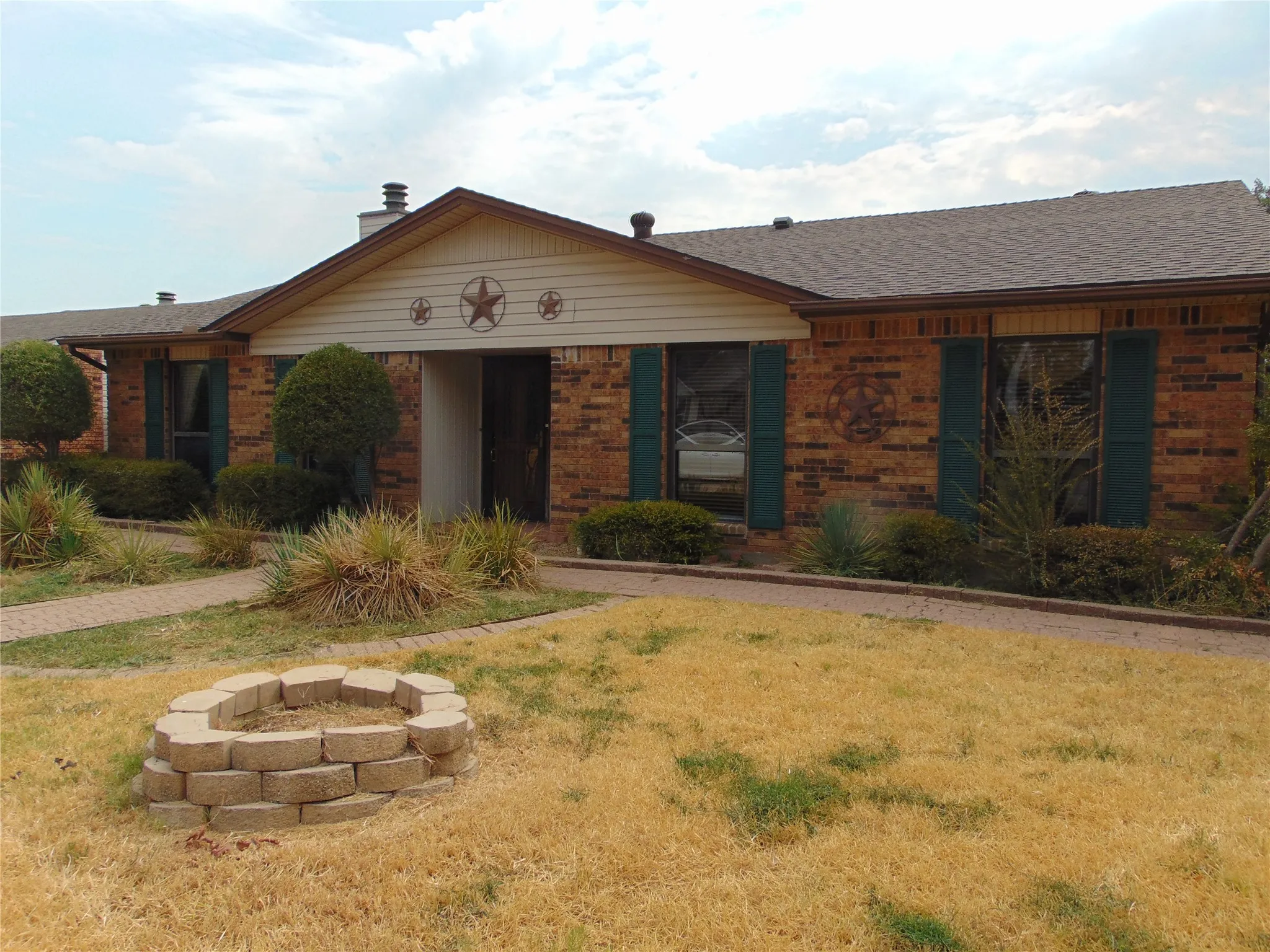 Single Family Residence For Sale in Dallas County , 1110 Meandering Way, Mesquite, Texas 75150, 3 Bedroom, 2 Bathroom, 1 Garage spaces, 2,044 Sqft, built in 1980, mls#21368248, Real Estate Agent in Mesquite, Homes For Sale in Dallas county, Homes For Sale in Mesquite, Realtor in Mesquite Texas, Real Estate Brokerage Independent Realty Texas, Luminita Cordes Realtor