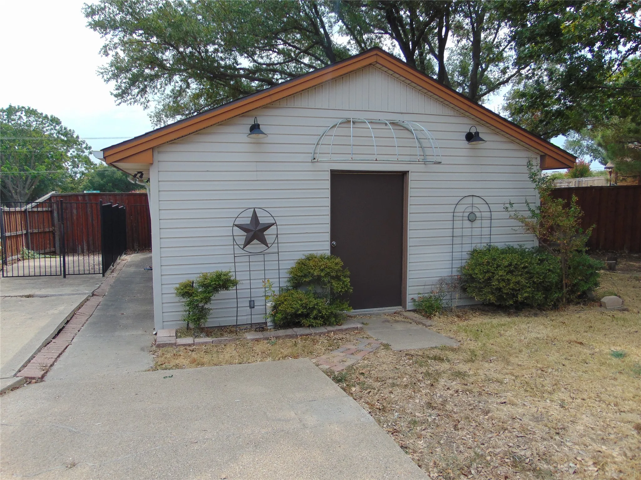 Detached garage