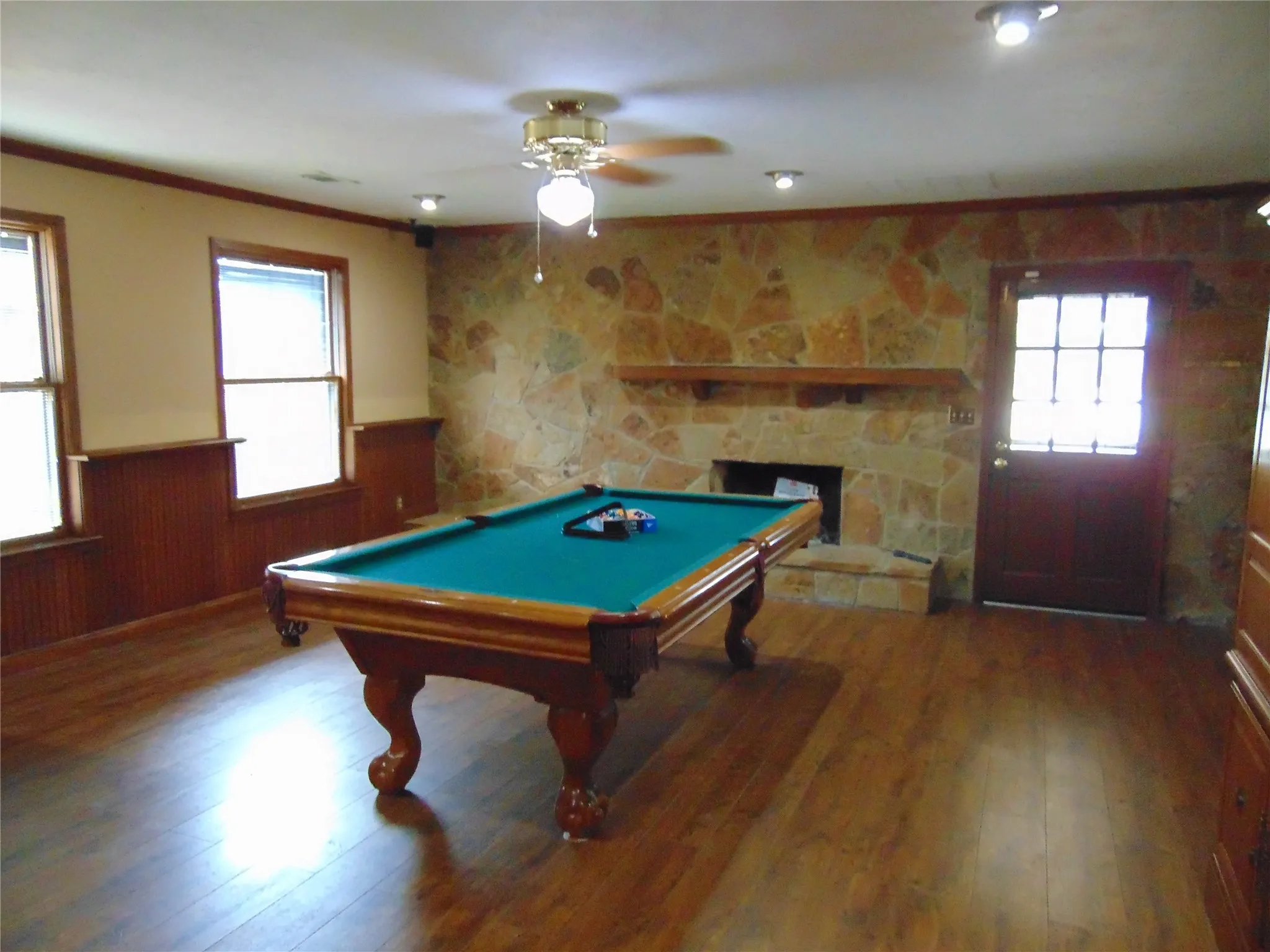 Can include pool table