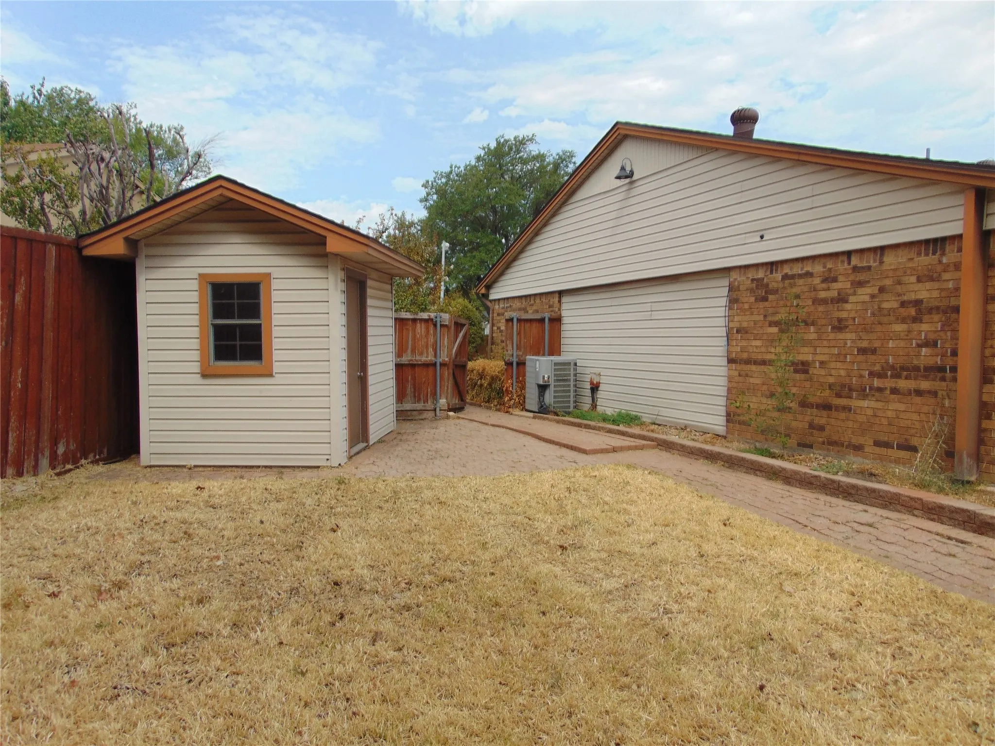 Single Family Residence For Sale in Dallas County , 1110 Meandering Way, Mesquite, Texas 75150, 3 Bedroom, 2 Bathroom, 1 Garage spaces, 2,044 Sqft, built in 1980, mls#21368248, Real Estate Agent in Mesquite, Homes For Sale in Dallas county, Homes For Sale in Mesquite, Realtor in Mesquite Texas, Real Estate Brokerage Independent Realty Texas, Luminita Cordes Realtor