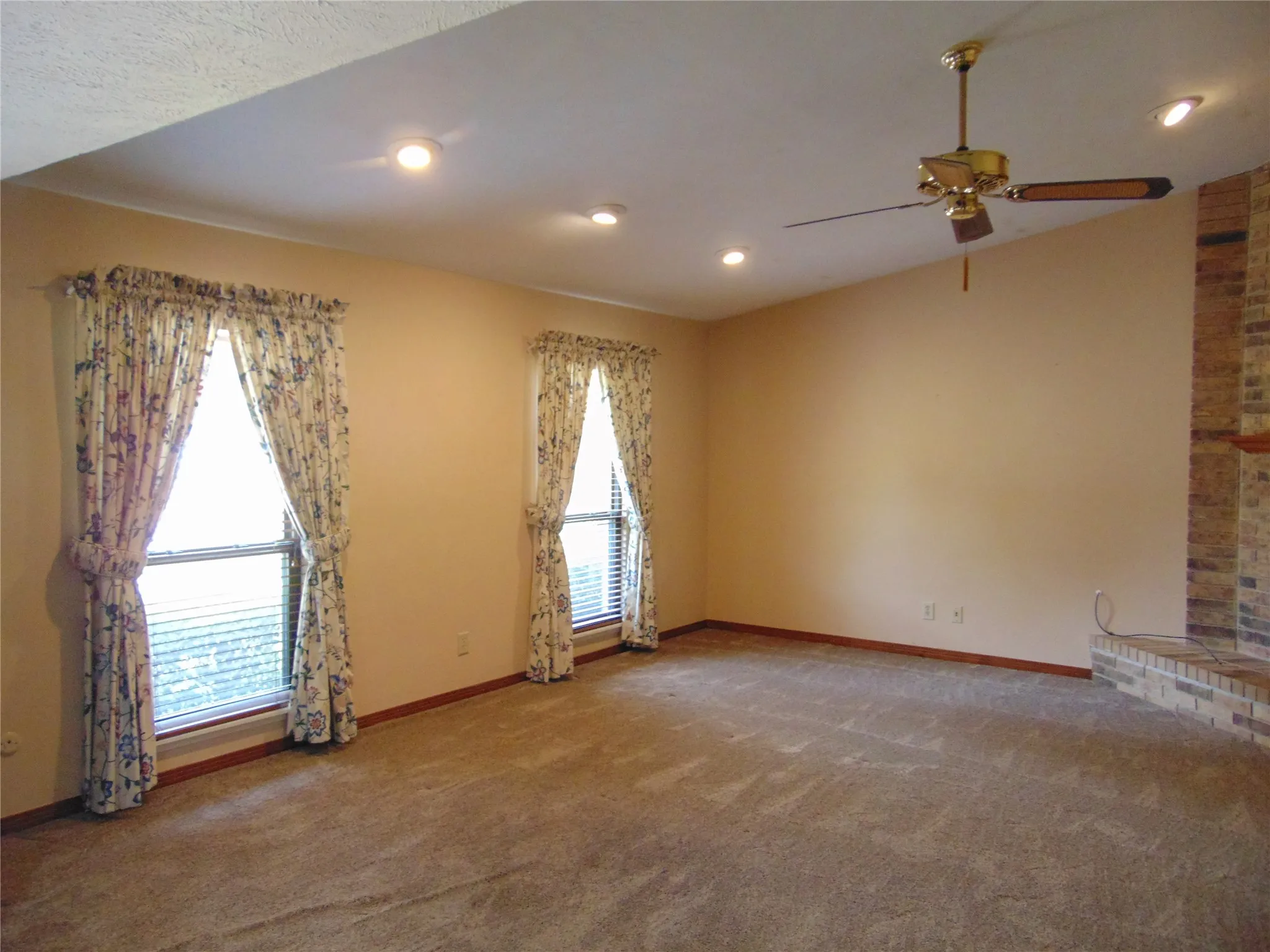 Single Family Residence For Sale in Dallas County , 1110 Meandering Way, Mesquite, Texas 75150, 3 Bedroom, 2 Bathroom, 1 Garage spaces, 2,044 Sqft, built in 1980, mls#21368248, Real Estate Agent in Mesquite, Homes For Sale in Dallas county, Homes For Sale in Mesquite, Realtor in Mesquite Texas, Real Estate Brokerage Independent Realty Texas, Luminita Cordes Realtor