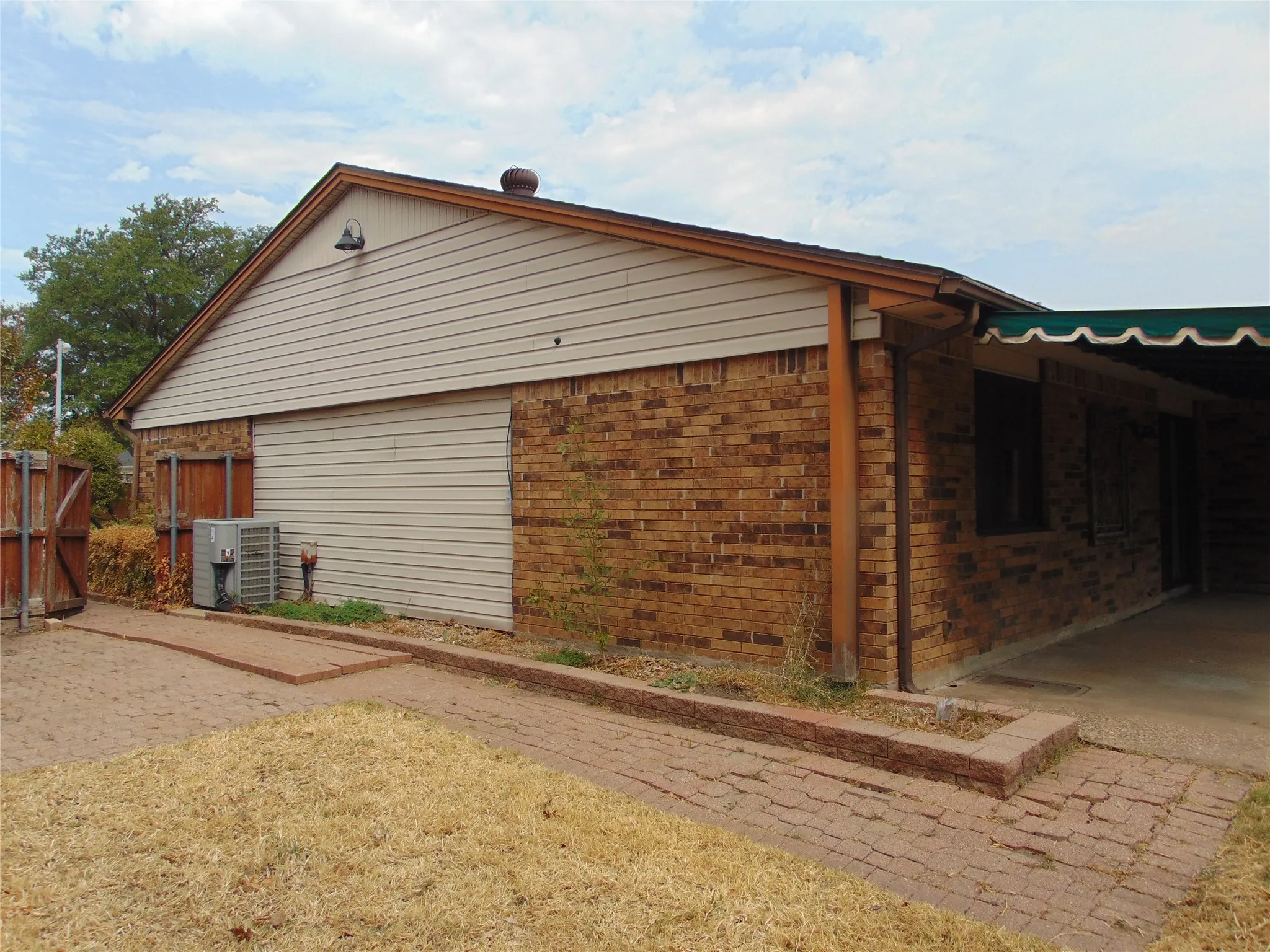 Single Family Residence For Sale in Dallas County , 1110 Meandering Way, Mesquite, Texas 75150, 3 Bedroom, 2 Bathroom, 1 Garage spaces, 2,044 Sqft, built in 1980, mls#21368248, Real Estate Agent in Mesquite, Homes For Sale in Dallas county, Homes For Sale in Mesquite, Realtor in Mesquite Texas, Real Estate Brokerage Independent Realty Texas, Luminita Cordes Realtor