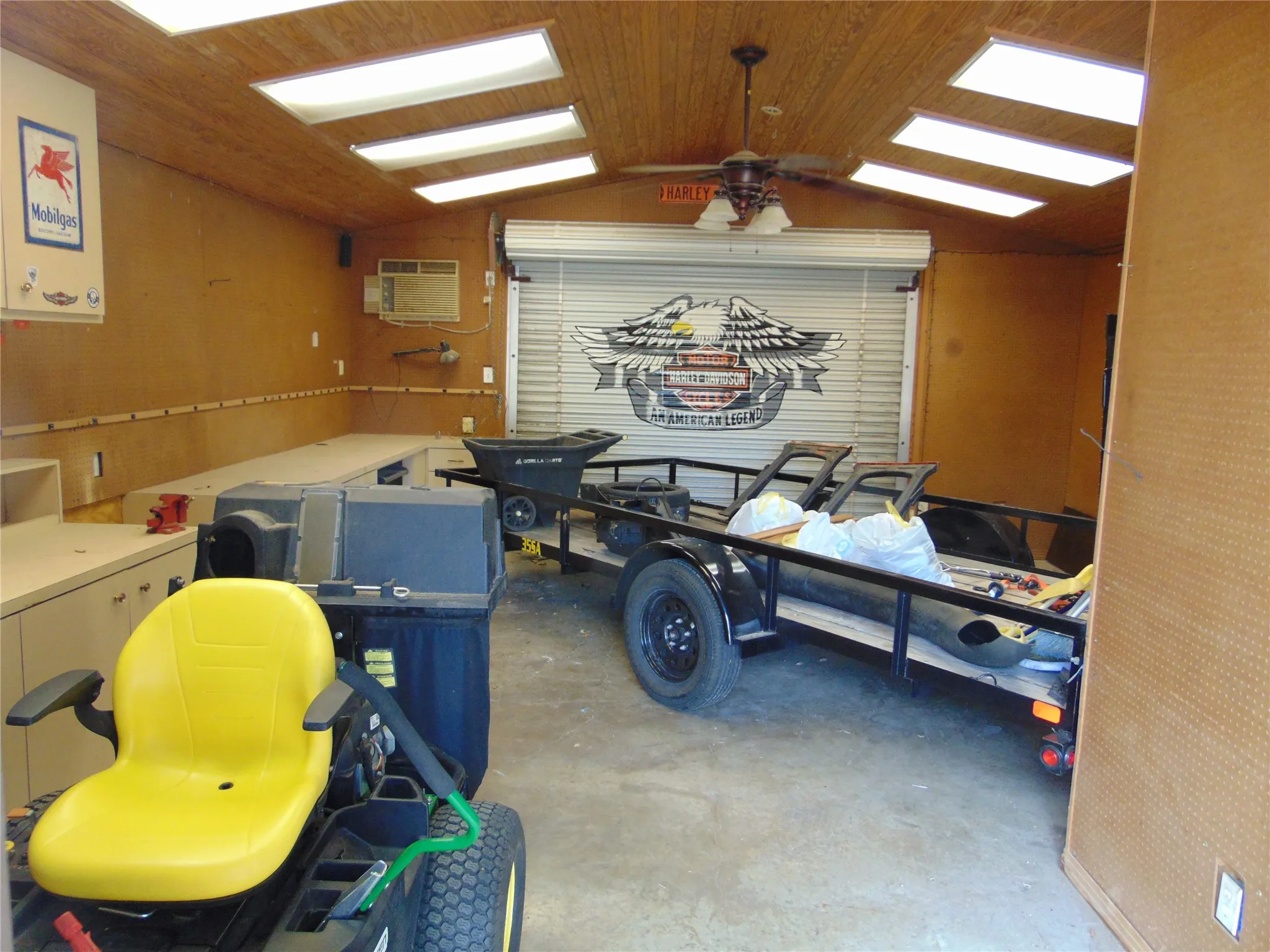 plenty of space for workshop.  Has AC too!