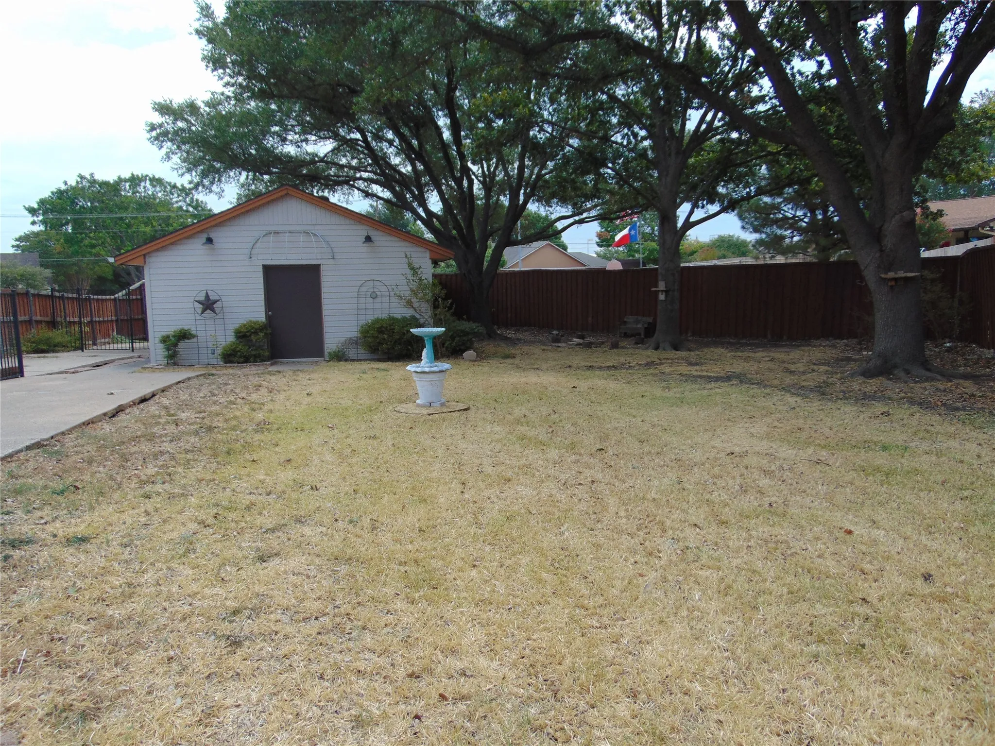 Single Family Residence For Sale in Dallas County , 1110 Meandering Way, Mesquite, Texas 75150, 3 Bedroom, 2 Bathroom, 1 Garage spaces, 2,044 Sqft, built in 1980, mls#21368248, Real Estate Agent in Mesquite, Homes For Sale in Dallas county, Homes For Sale in Mesquite, Realtor in Mesquite Texas, Real Estate Brokerage Independent Realty Texas, Luminita Cordes Realtor