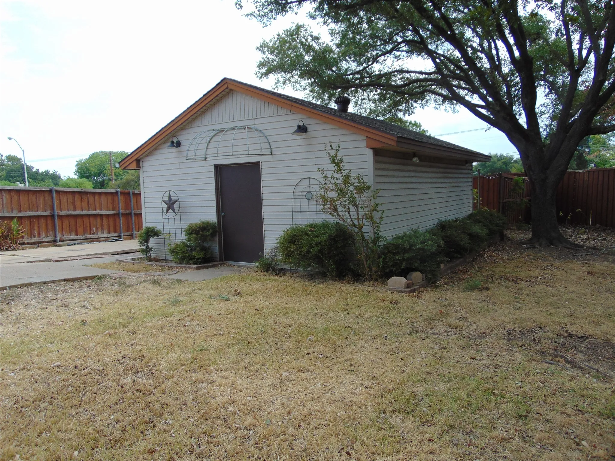 Single Family Residence For Sale in Dallas County , 1110 Meandering Way, Mesquite, Texas 75150, 3 Bedroom, 2 Bathroom, 1 Garage spaces, 2,044 Sqft, built in 1980, mls#21368248, Real Estate Agent in Mesquite, Homes For Sale in Dallas county, Homes For Sale in Mesquite, Realtor in Mesquite Texas, Real Estate Brokerage Independent Realty Texas, Luminita Cordes Realtor