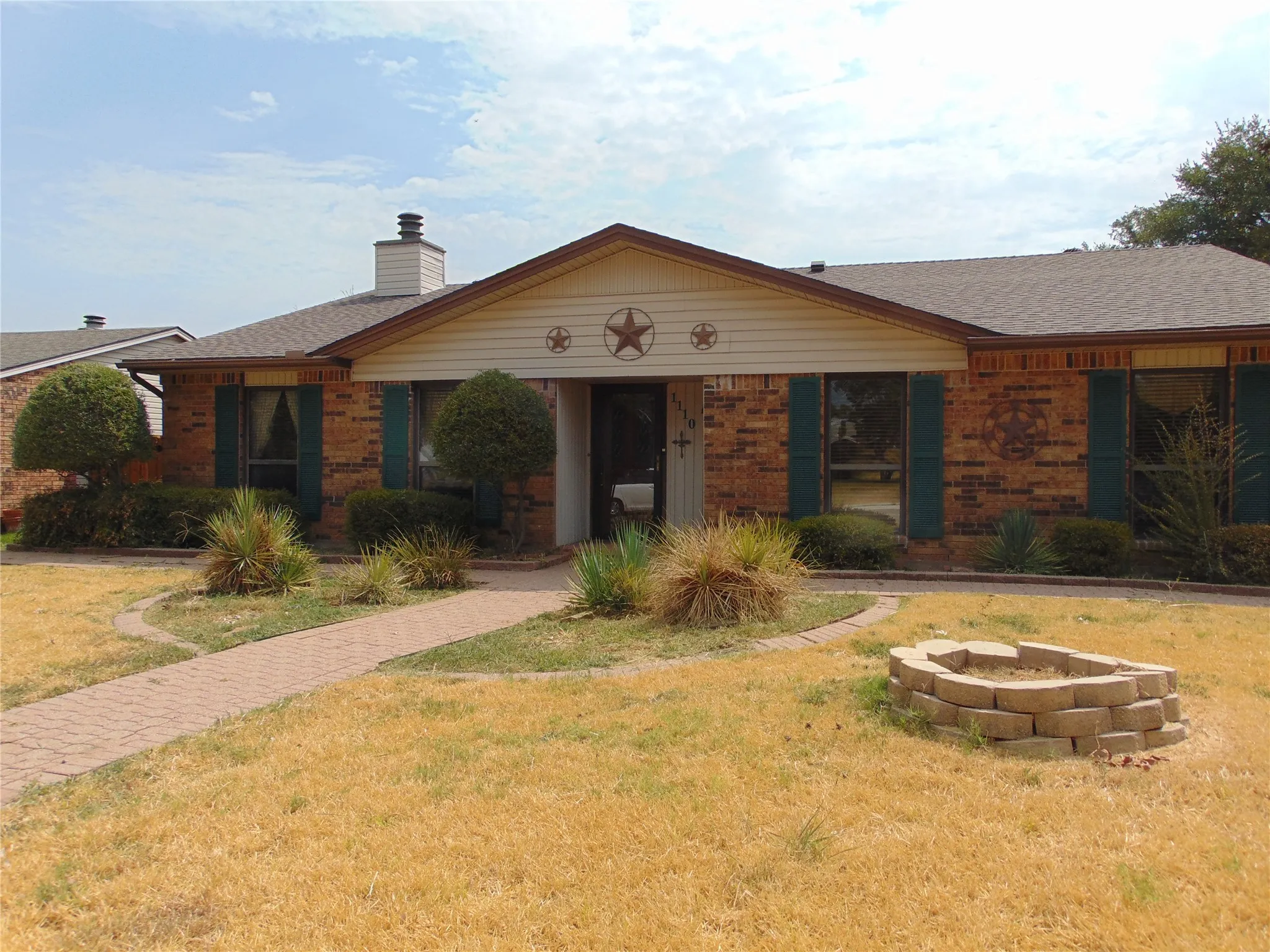 Single Family Residence For Sale in Dallas County , 1110 Meandering Way, Mesquite, Texas 75150, 3 Bedroom, 2 Bathroom, 1 Garage spaces, 2,044 Sqft, built in 1980, mls#21368248, Real Estate Agent in Mesquite, Homes For Sale in Dallas county, Homes For Sale in Mesquite, Realtor in Mesquite Texas, Real Estate Brokerage Independent Realty Texas, Luminita Cordes Realtor