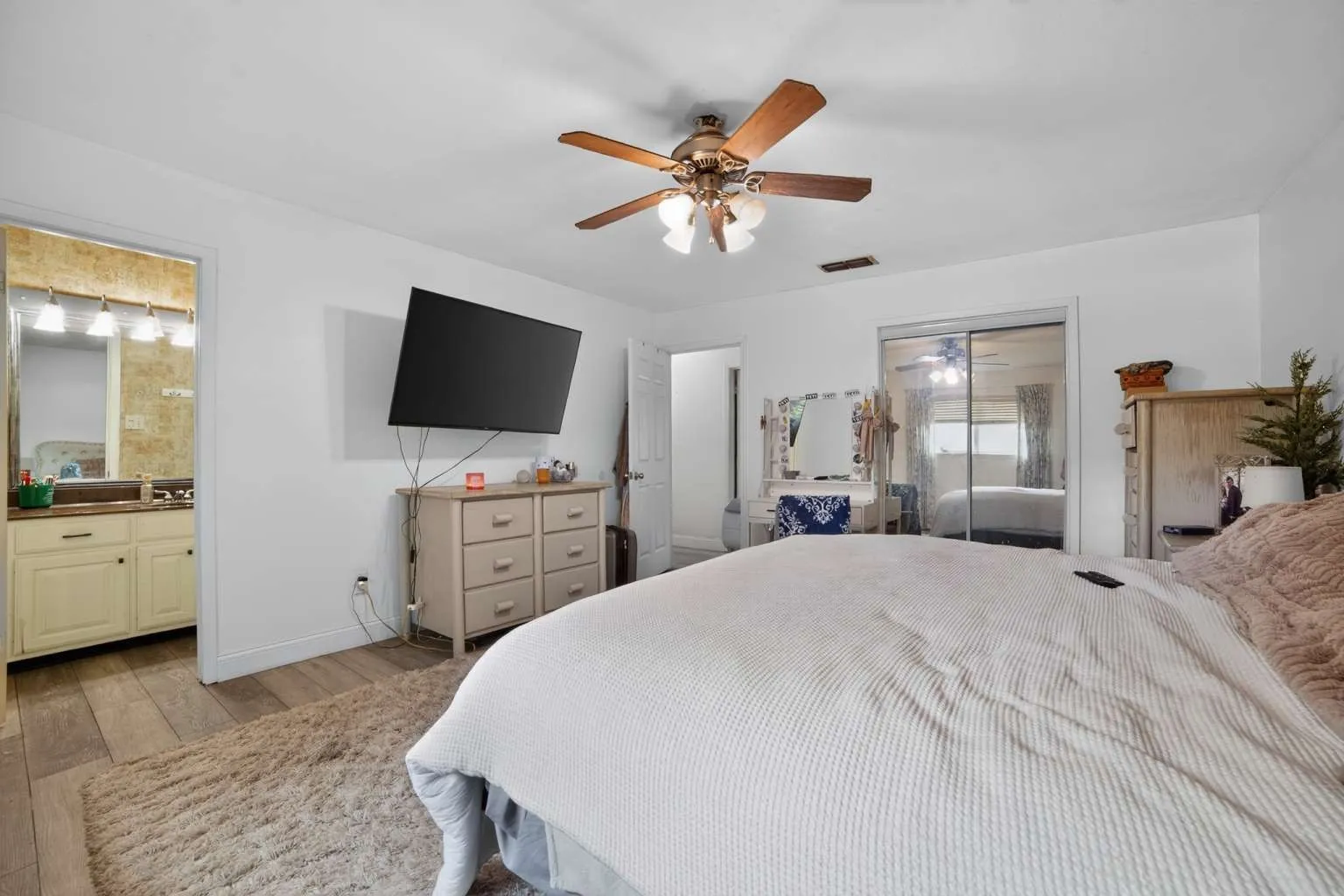 Single Family Residence For Sale in Gregg County , 1002 Forest Hills Street, Gladewater, Texas 75647, 3 Bedroom, 2 Bathroom, 2 Garage spaces, 1,824 Sqft, built in 1977, mls#21369044, Real Estate Agent in Gladewater, Homes For Sale in Gregg county, Homes For Sale in Gladewater, Realtor in Gladewater Texas, Real Estate Brokerage Independent Realty Texas, Luminita Cordes Realtor