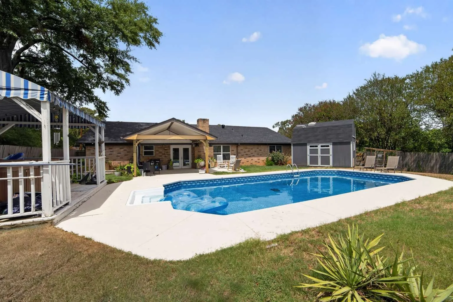 Single Family Residence For Sale in Gregg County , 1002 Forest Hills Street, Gladewater, Texas 75647, 3 Bedroom, 2 Bathroom, 2 Garage spaces, 1,824 Sqft, built in 1977, mls#21369044, Real Estate Agent in Gladewater, Homes For Sale in Gregg county, Homes For Sale in Gladewater, Realtor in Gladewater Texas, Real Estate Brokerage Independent Realty Texas, Luminita Cordes Realtor