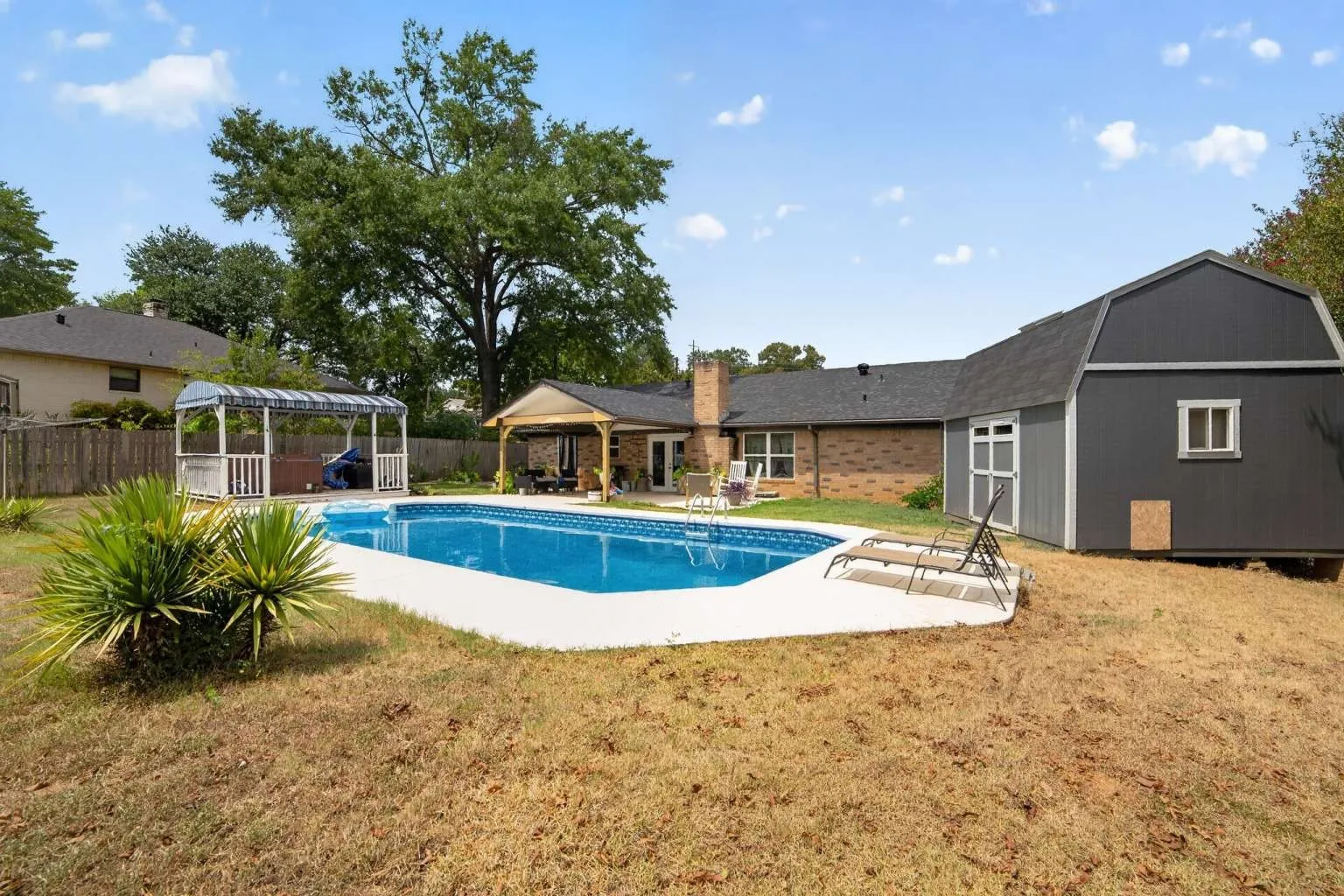 Single Family Residence For Sale in Gregg County , 1002 Forest Hills Street, Gladewater, Texas 75647, 3 Bedroom, 2 Bathroom, 2 Garage spaces, 1,824 Sqft, built in 1977, mls#21369044, Real Estate Agent in Gladewater, Homes For Sale in Gregg county, Homes For Sale in Gladewater, Realtor in Gladewater Texas, Real Estate Brokerage Independent Realty Texas, Luminita Cordes Realtor