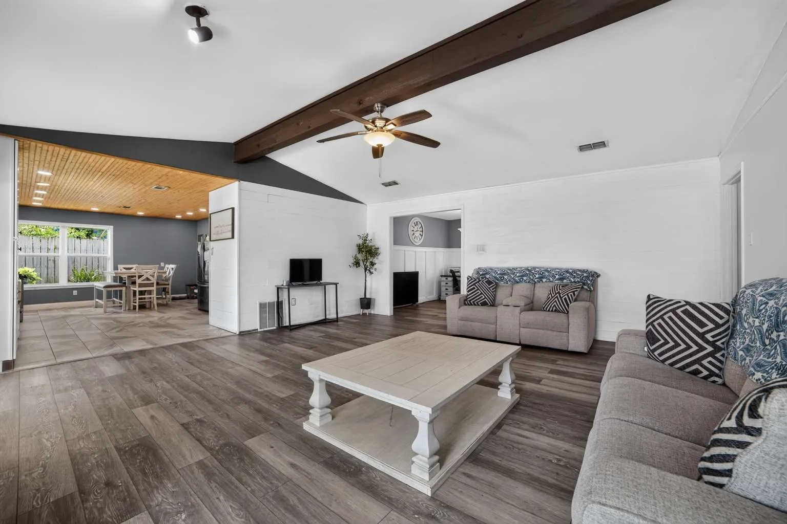 Single Family Residence For Sale in Gregg County , 1002 Forest Hills Street, Gladewater, Texas 75647, 3 Bedroom, 2 Bathroom, 2 Garage spaces, 1,824 Sqft, built in 1977, mls#21369044, Real Estate Agent in Gladewater, Homes For Sale in Gregg county, Homes For Sale in Gladewater, Realtor in Gladewater Texas, Real Estate Brokerage Independent Realty Texas, Luminita Cordes Realtor