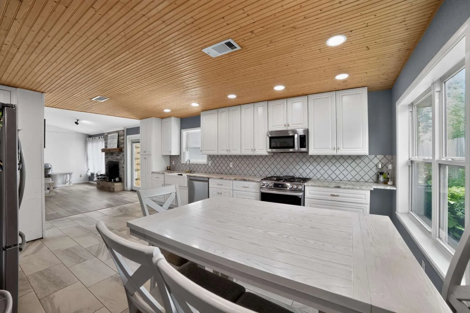 Single Family Residence For Sale in Gregg County , 1002 Forest Hills Street, Gladewater, Texas 75647, 3 Bedroom, 2 Bathroom, 2 Garage spaces, 1,824 Sqft, built in 1977, mls#21369044, Real Estate Agent in Gladewater, Homes For Sale in Gregg county, Homes For Sale in Gladewater, Realtor in Gladewater Texas, Real Estate Brokerage Independent Realty Texas, Luminita Cordes Realtor