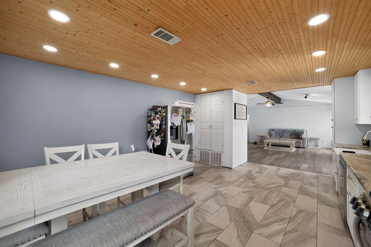 Single Family Residence For Sale in Gregg County , 1002 Forest Hills Street, Gladewater, Texas 75647, 3 Bedroom, 2 Bathroom, 2 Garage spaces, 1,824 Sqft, built in 1977, mls#21369044, Real Estate Agent in Gladewater, Homes For Sale in Gregg county, Homes For Sale in Gladewater, Realtor in Gladewater Texas, Real Estate Brokerage Independent Realty Texas, Luminita Cordes Realtor