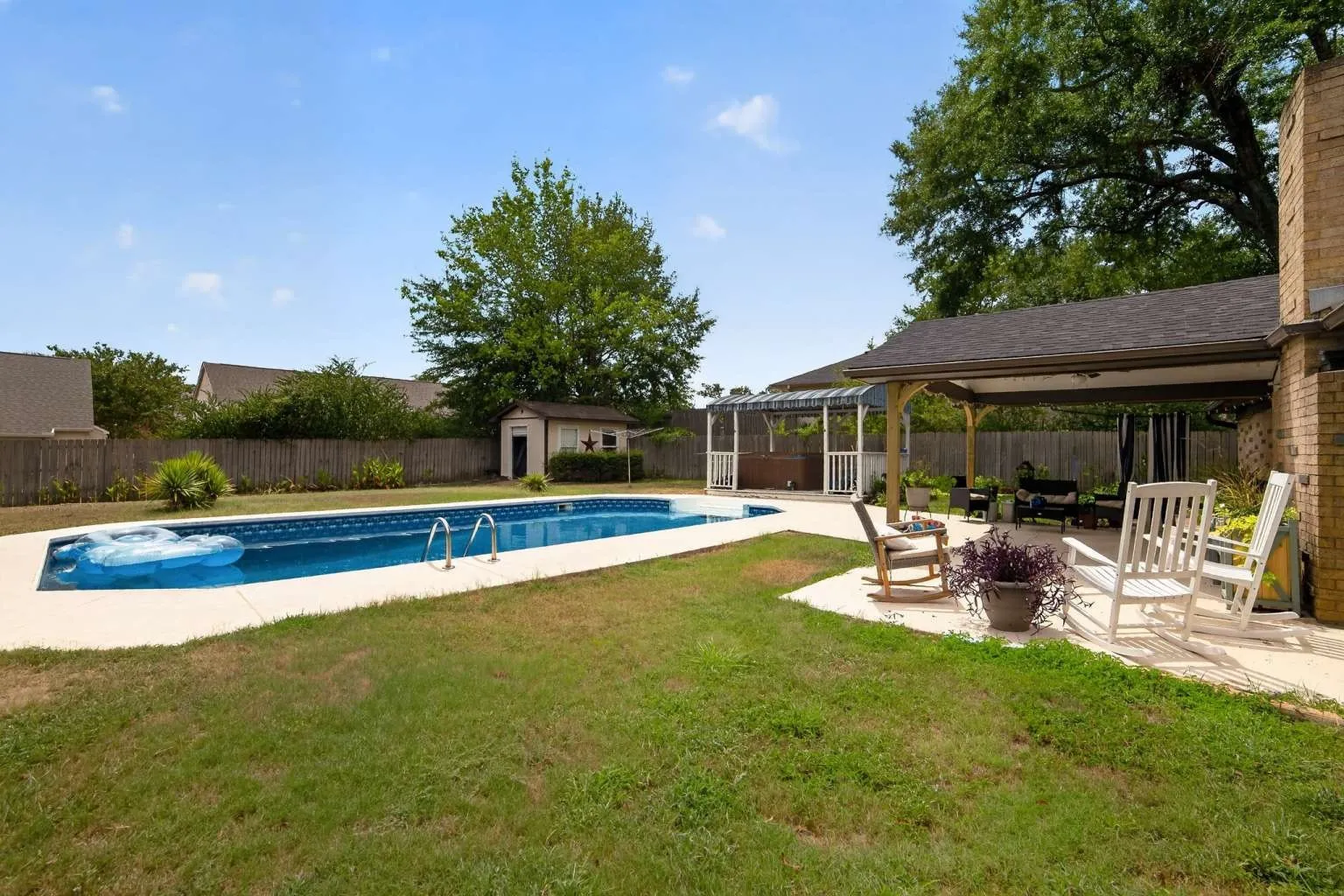 Single Family Residence For Sale in Gregg County , 1002 Forest Hills Street, Gladewater, Texas 75647, 3 Bedroom, 2 Bathroom, 2 Garage spaces, 1,824 Sqft, built in 1977, mls#21369044, Real Estate Agent in Gladewater, Homes For Sale in Gregg county, Homes For Sale in Gladewater, Realtor in Gladewater Texas, Real Estate Brokerage Independent Realty Texas, Luminita Cordes Realtor