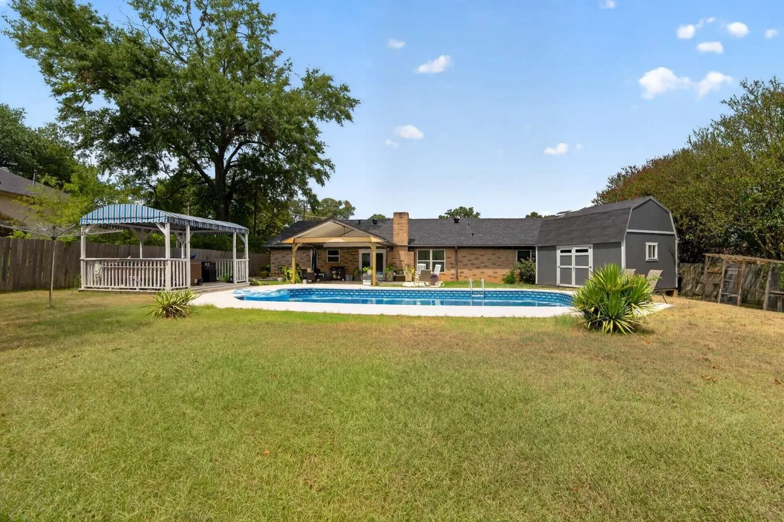 Single Family Residence For Sale in Gregg County , 1002 Forest Hills Street, Gladewater, Texas 75647, 3 Bedroom, 2 Bathroom, 2 Garage spaces, 1,824 Sqft, built in 1977, mls#21369044, Real Estate Agent in Gladewater, Homes For Sale in Gregg county, Homes For Sale in Gladewater, Realtor in Gladewater Texas, Real Estate Brokerage Independent Realty Texas, Luminita Cordes Realtor